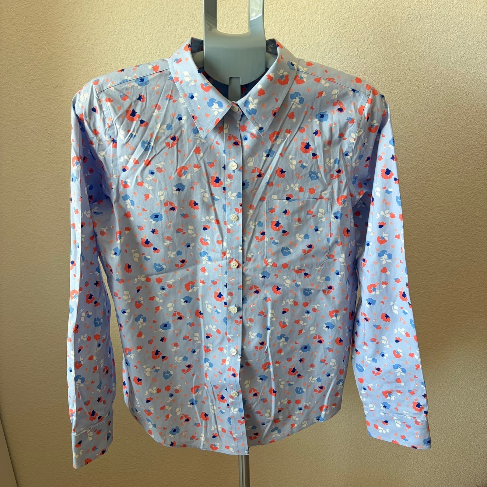 L.L. Bean Button Down Women M Periwinkle Floral Wrinkle Free Cotton Shirt