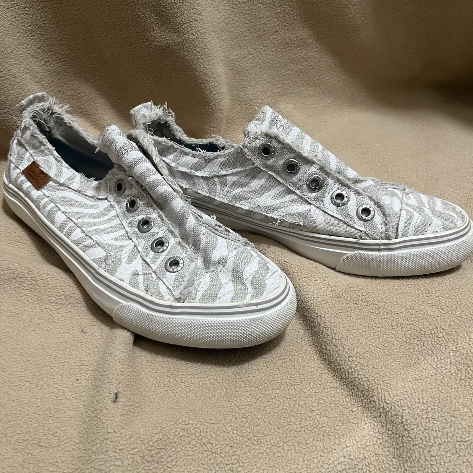 Blowfish Malibu Play Off White Zebra Print Linen Woman’s Slip On Sneakers Sz 8.5
