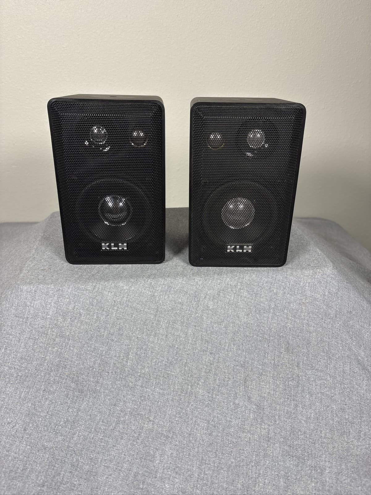 KLH Model 403A Bookshelf Speakers Pair Black 40 Watts 6 Ohms Wired