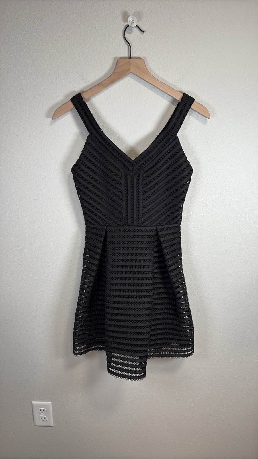 EXPRESS Black V-Neck Sleeveless Fit & Flare Textured Mini Dress Size 2