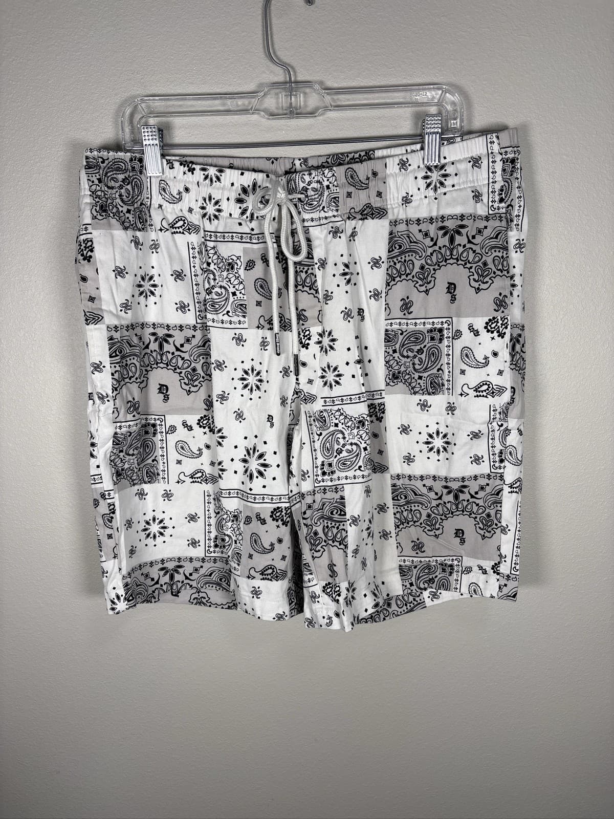 Dogg Supply by Snoop Dogg Men XL White Black Paisley Bandana Shorts