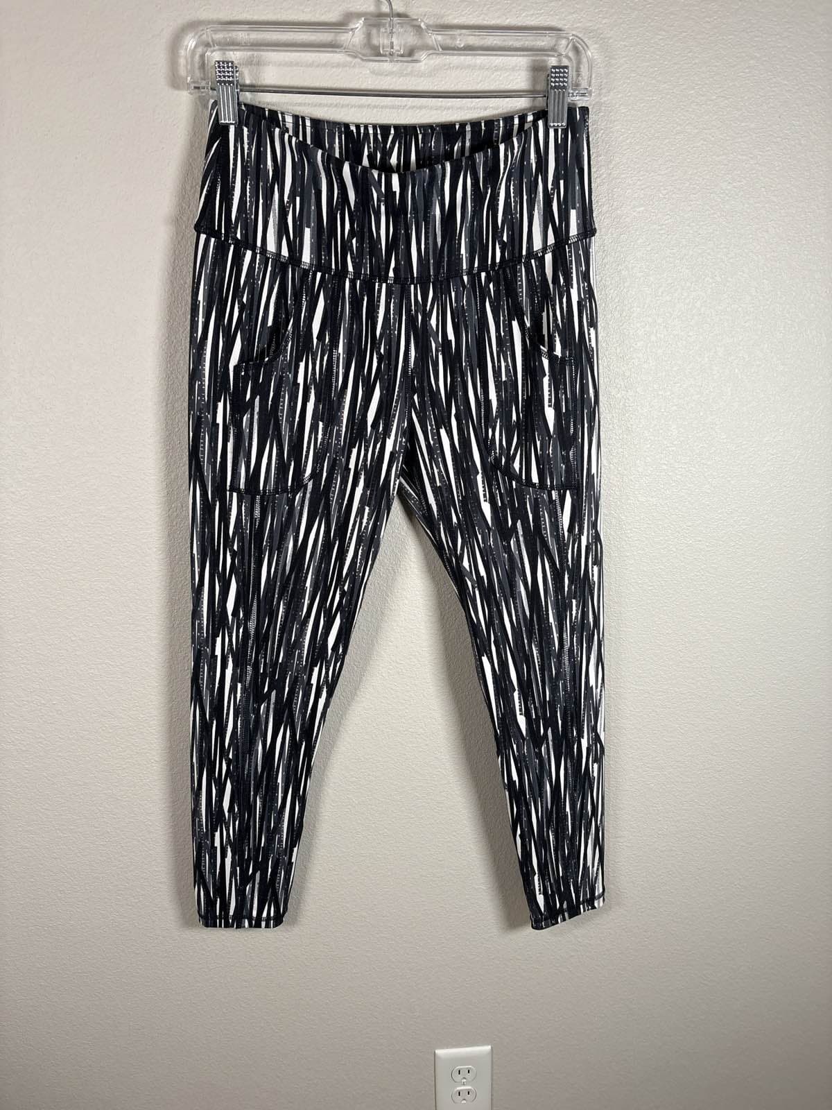 JOFIT Women's XS Dri-Fit Cropped Leggings Black White Abstract Print