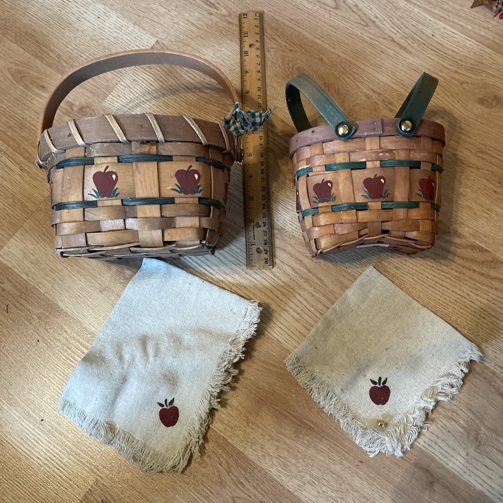 Basket set of 2 apples