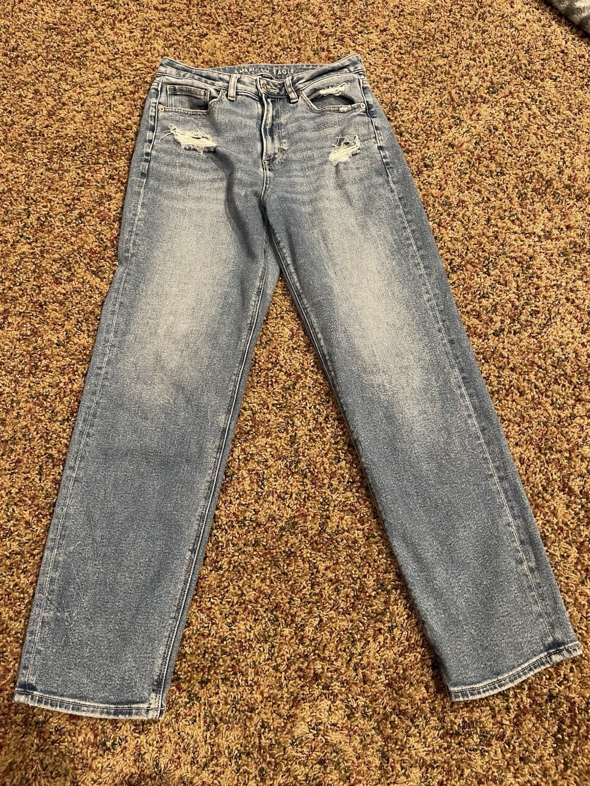 American Eagle Mom Jean Distressed Women's size 8 Long Medium Blue