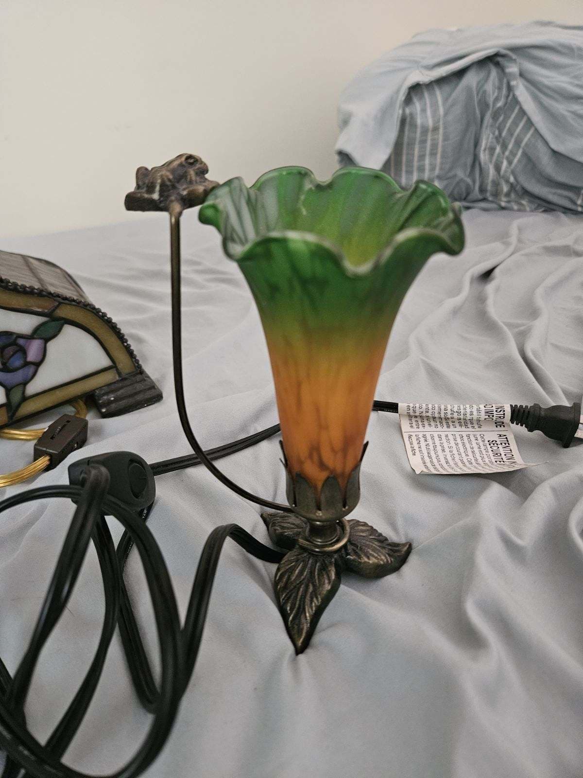 Tiffany Style Tulip Glass Lamp with Frog Accent - Regular
