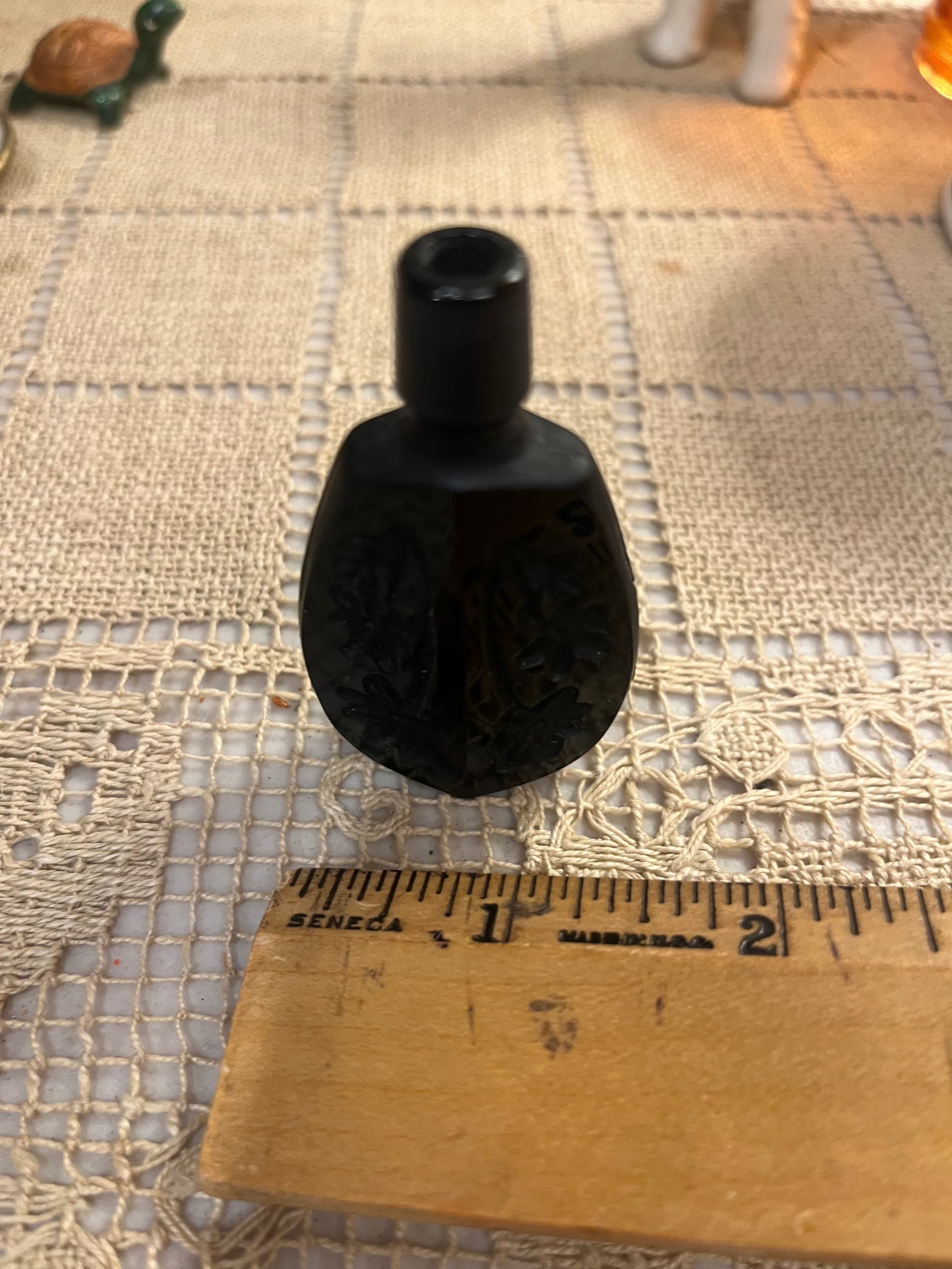 Black pressed perfume bottle - Regular