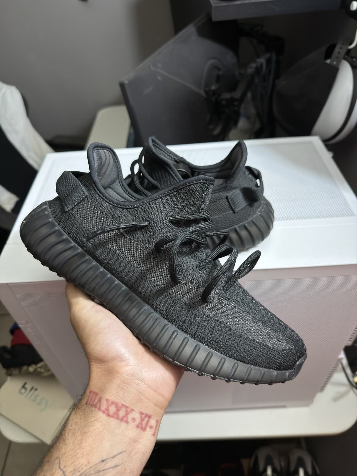 Size 7.5 - adidas Yeezy Boost 350 V2 Low Onyx