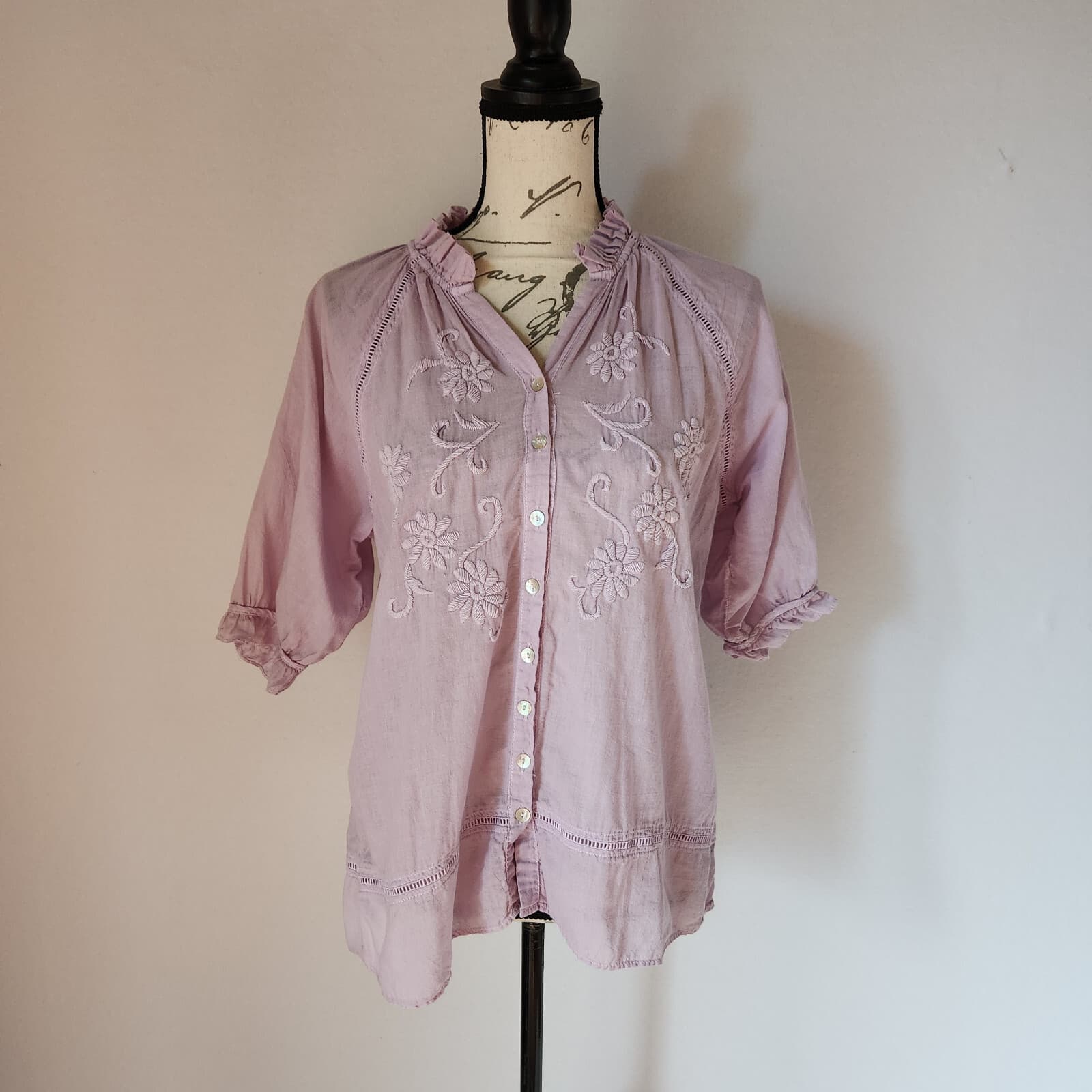 JP and Mattie Embroidered Pearl Button Front Blouse Ruffle V-Neck Purple Sz.M