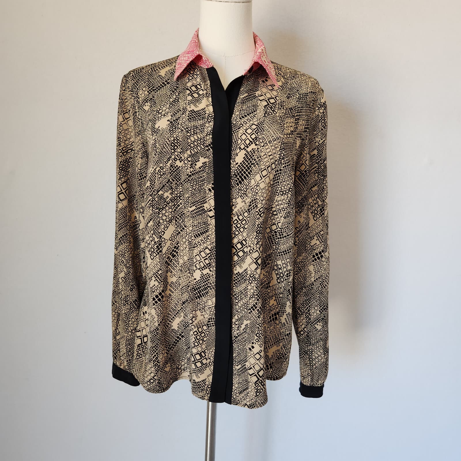 TRINA TURK Silk Satin Button-Up Shirt Long Sleeve Geo-Printed Black Beige Sz.M