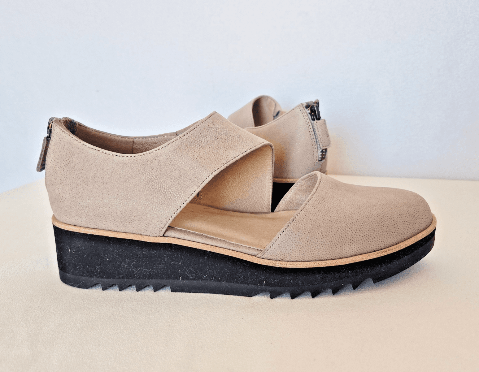 NWoB Eileen Fisher Beige Leather Match Cutout 1.5" Wedge Shoes Back-Zipper US7.5