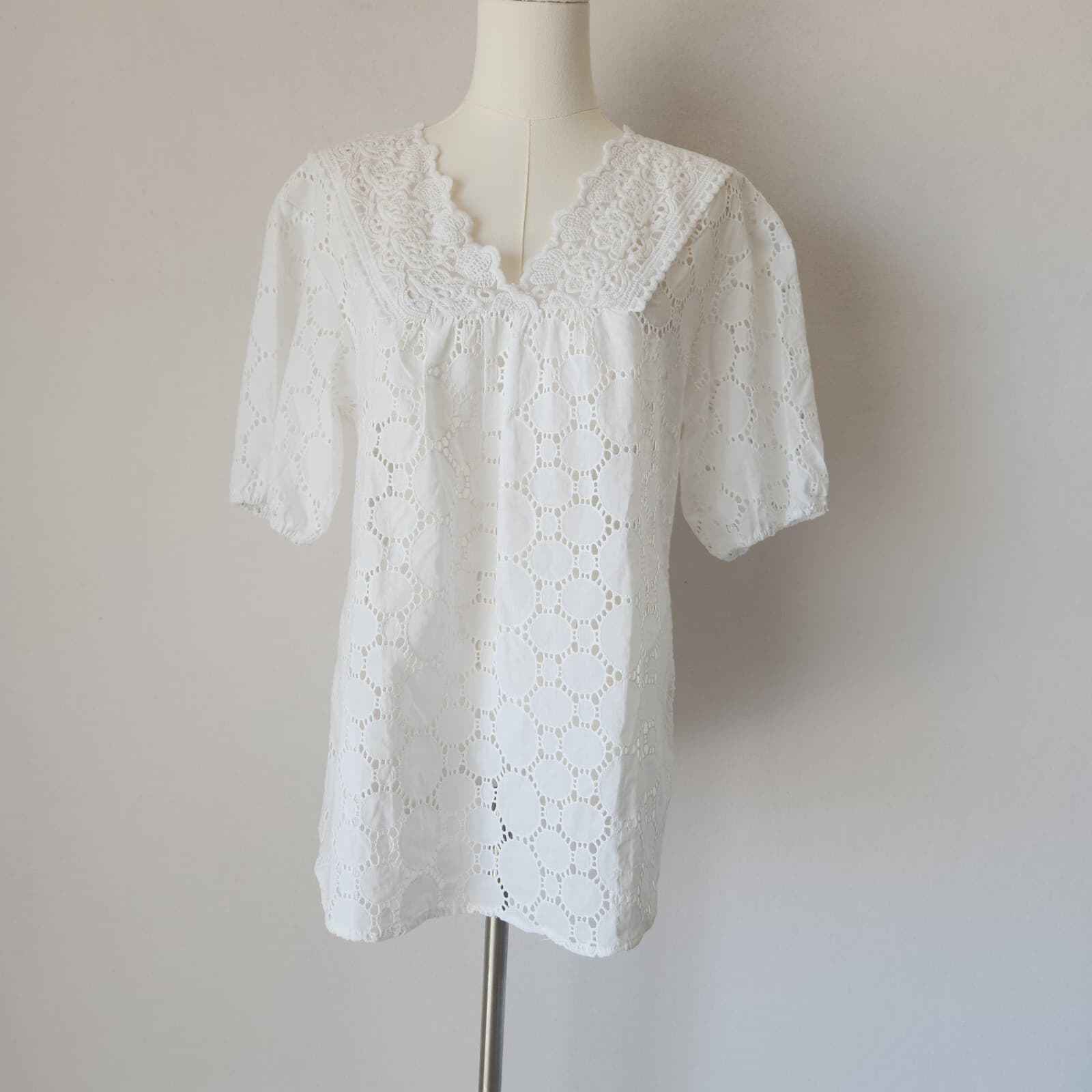 Sundance 100% Cotton Lace Eyelet Blouse Popover V-Neck Short Sleeve White Sz.S