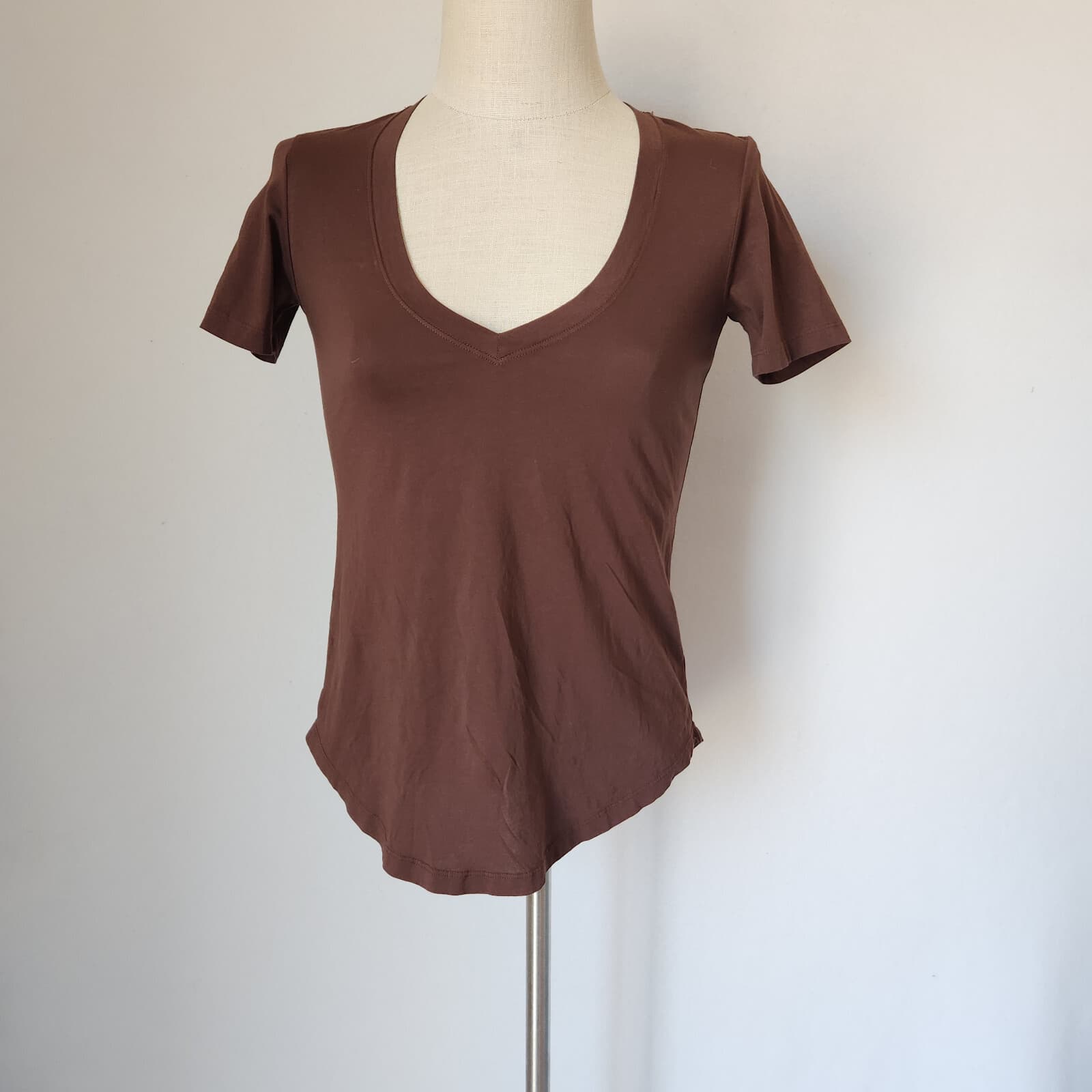 Aritzia The Group Babaton Deep V-Neck Tee-Shirt Short Sleeve Brown Women's 2XS