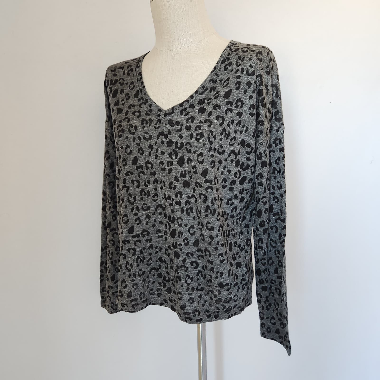 Rails $108 Sami Charcoal Leopard Linen Blend Long Sleeve T-Shirt V-Neck Womens S