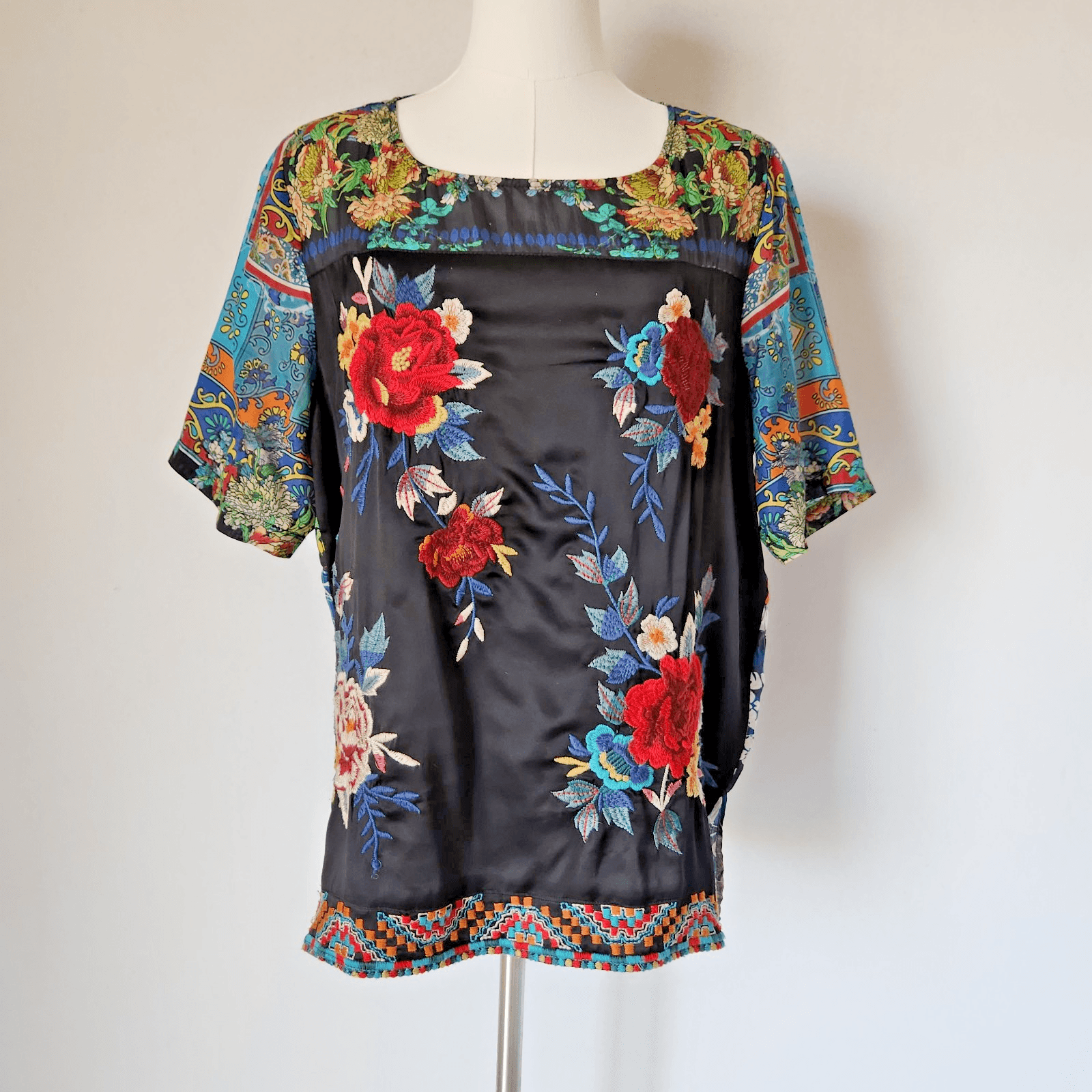 Johnny Was Workshop Silk Floral Embroidered Blouse Short Sleeve Multicolor Sz.M