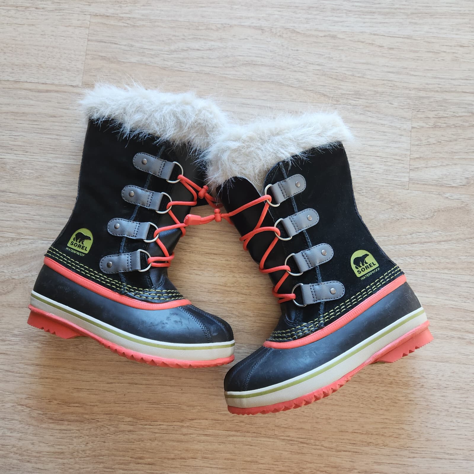 NWoB Sorel Joan of Arctic Suede Waterproof -40 Winter Boots Black Youth US2