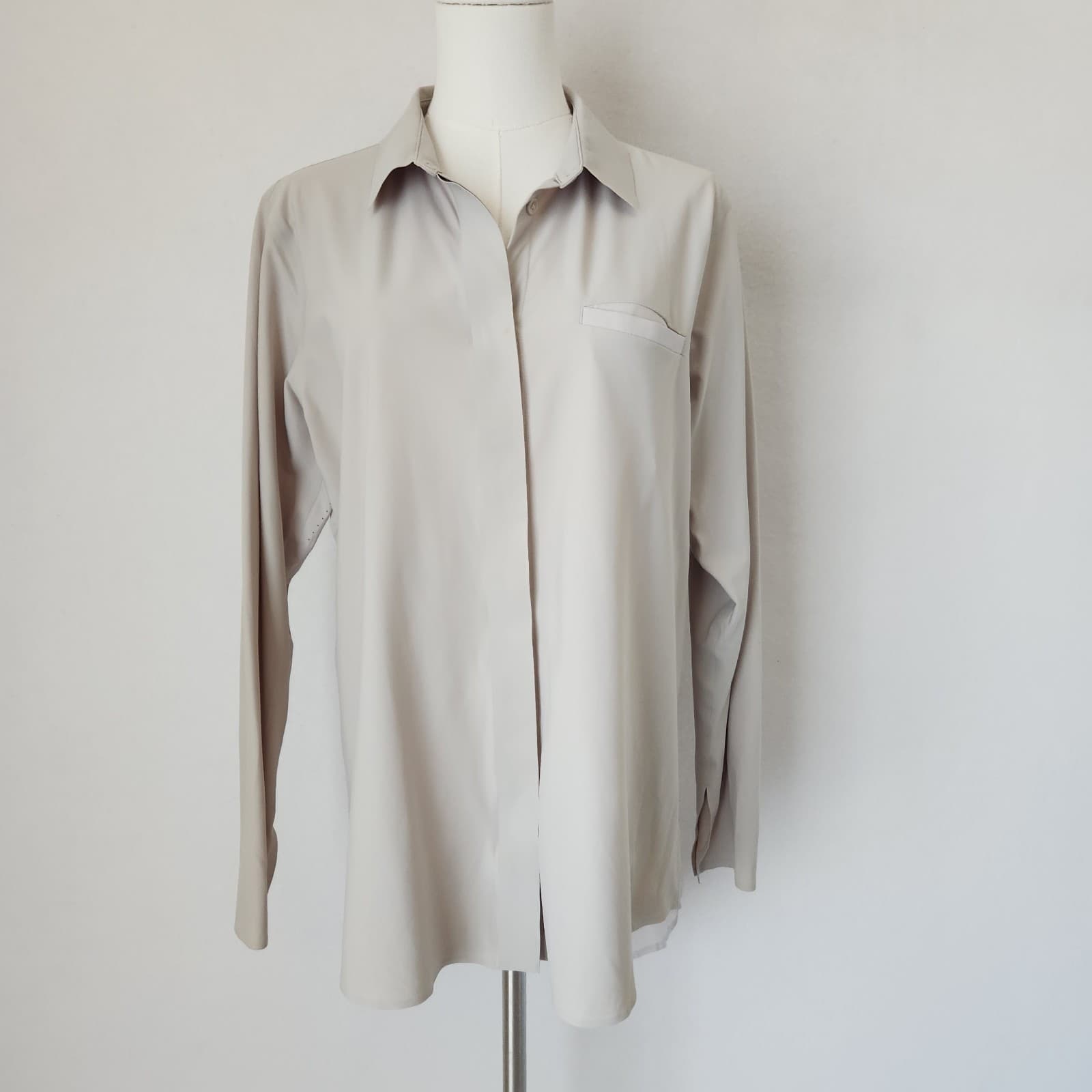 Athleta Urbanite Button-Up Wrinkle-Resistant Shirt Long Sleeve Pocket Beige Sz.M