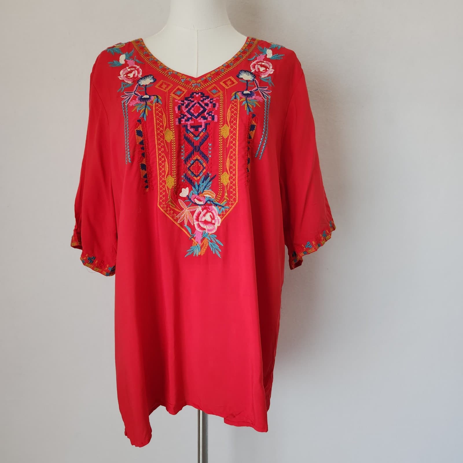 NWT KOMILI Embroidered Bohemian Tunic Blouse Short Sleeve V-Neck Cotton Red Sz.L