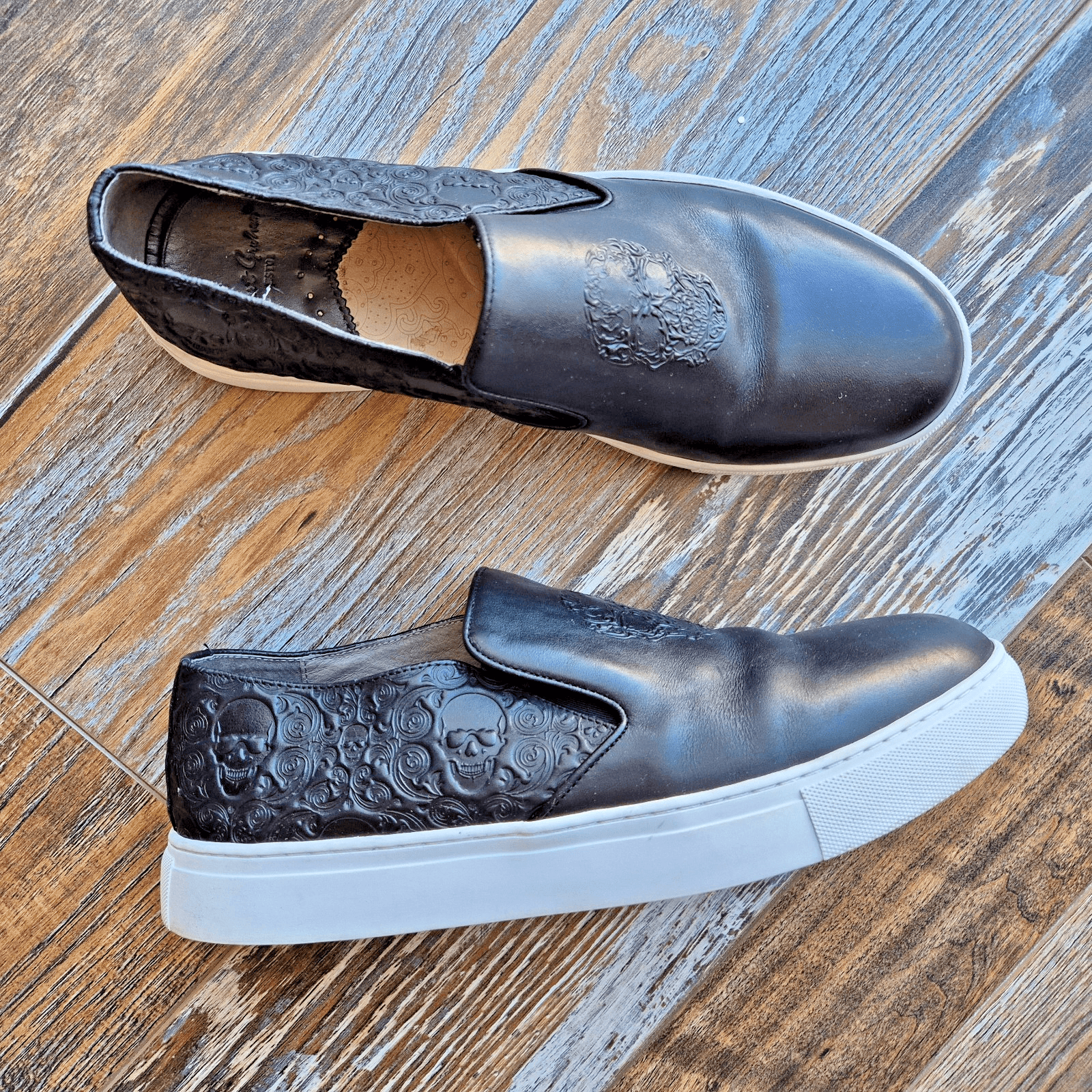 Robert Graham Men's US8.5 Floyd Skull Embossed Black Leather Slip On Sneakers