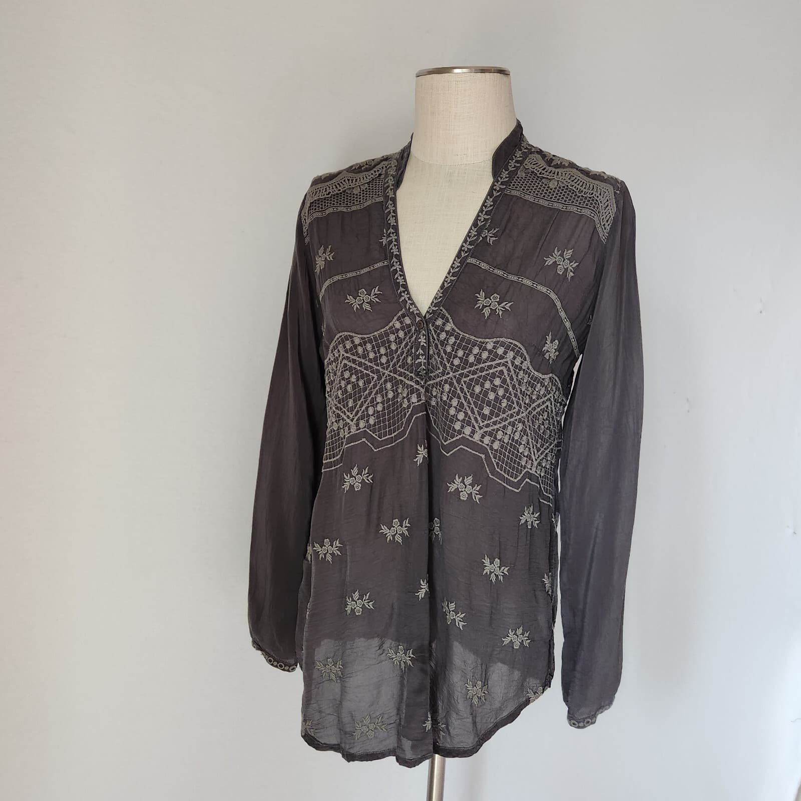 Johnny Was Embroidered Tunic Blouse Long Sleeve V-Neck Cupra-Rayon Grey Sz.XS