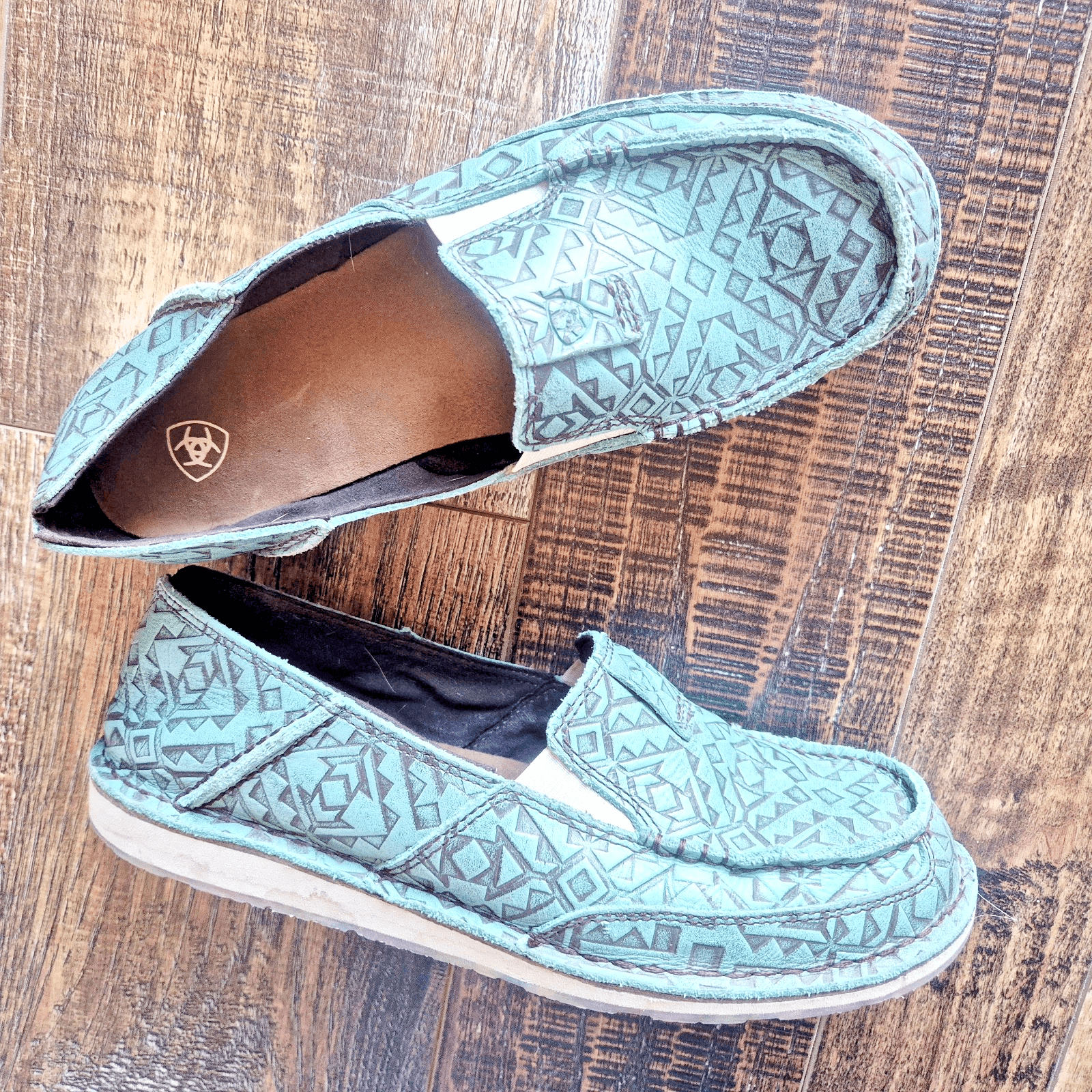 Ariat Women's 10B Western Cruiser Shoes Comfort Leather Turquoise Blanket Emboss