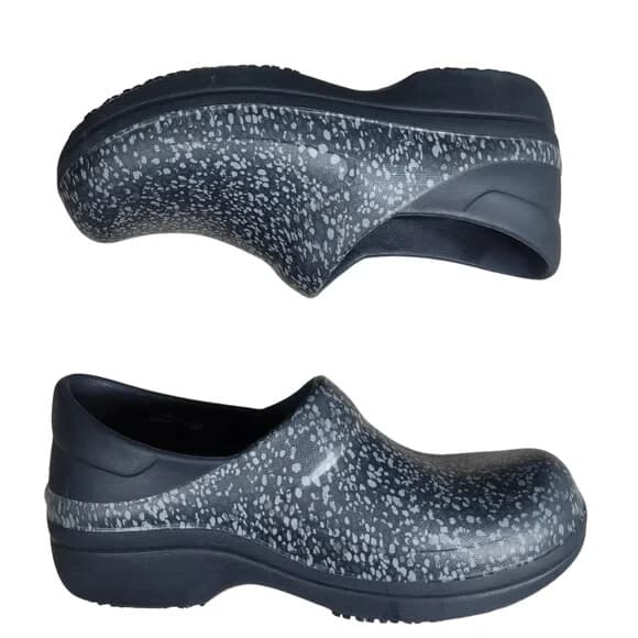 Crocs Neria Pro II Dual Comfort Graphic Slip Resistant Clogs Black Women's US8