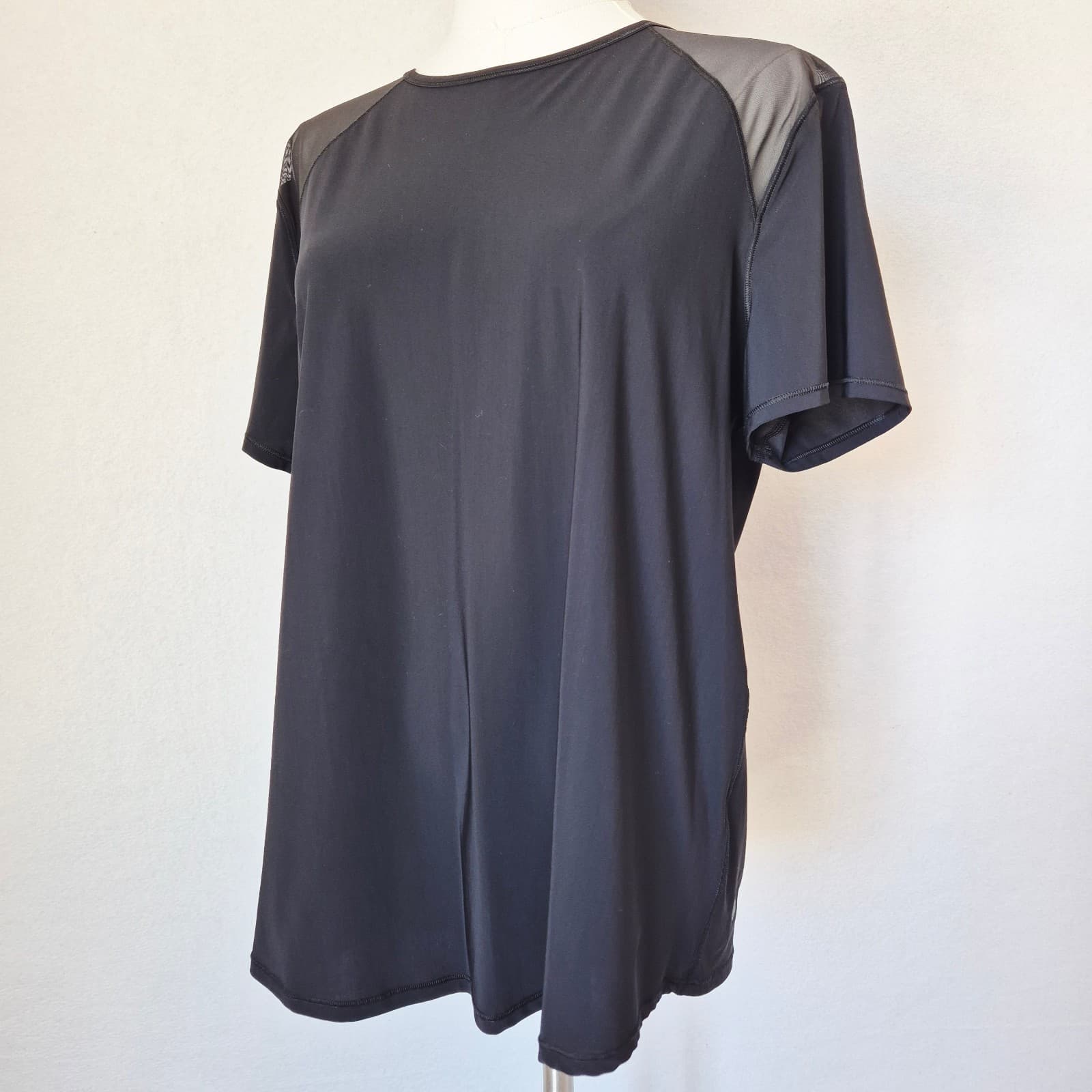 Lululemon Sculpt Short-Sleeve T-Shirt Lightweight Mesh Black Bust 41" (12-14)