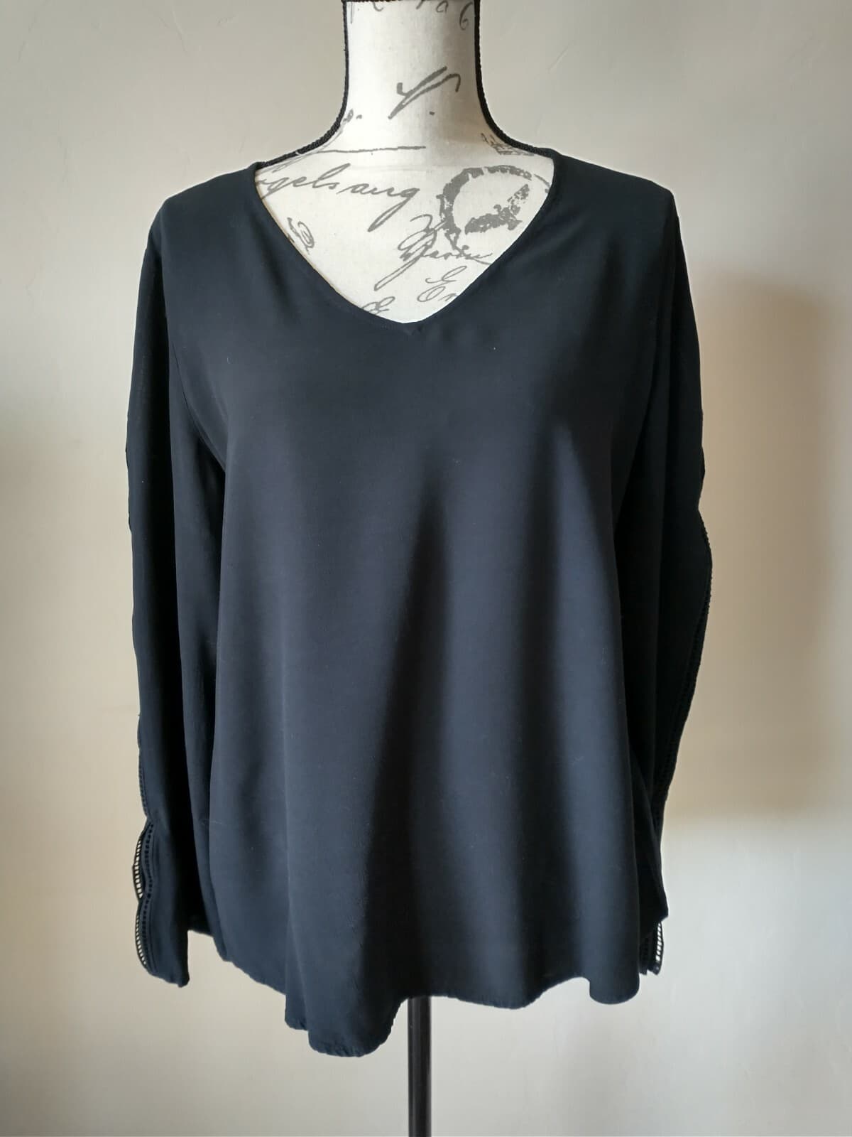WITHCERY Women Viscose Knit Top Blouse Long Bell-Sleeve V-neck Black Sz.L