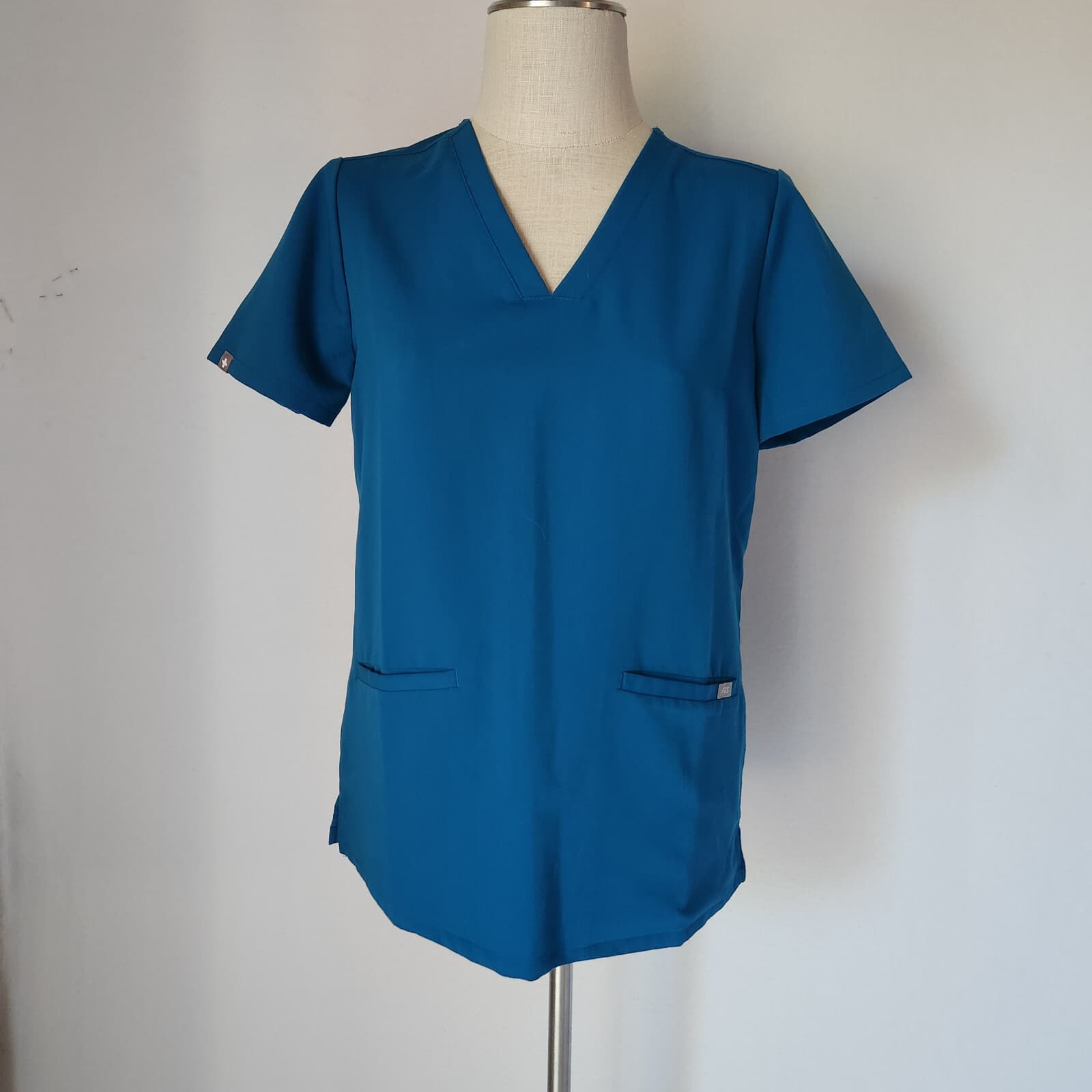 FIGS Technical Collection Casma 3 Pocket Scrub Top Short Sleeve Blue Green-ish S