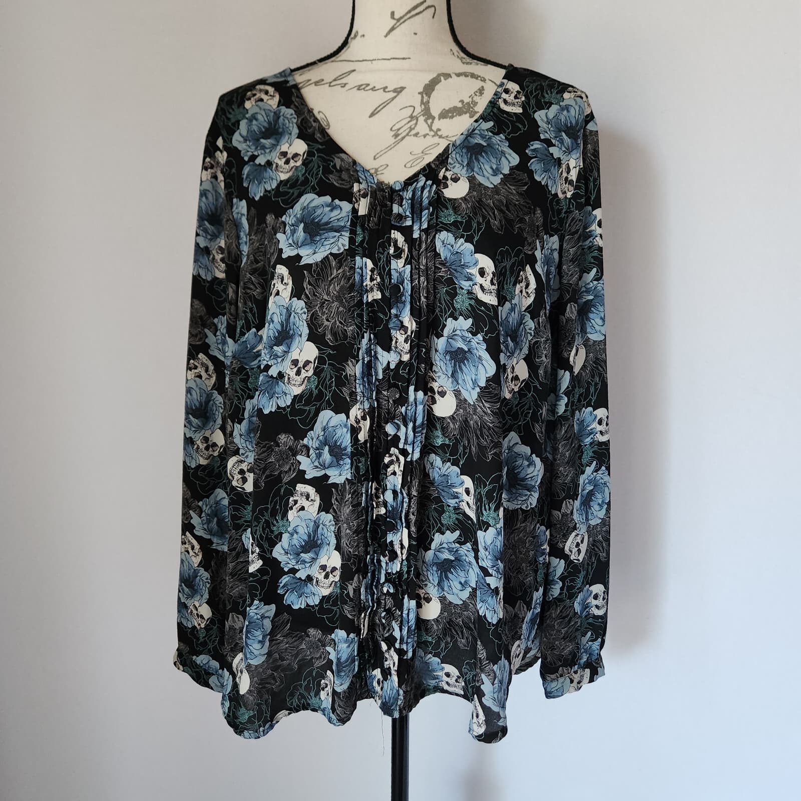 Torrid Georgette Pintuck Button-Front Blouse Long Sleeve Skull Rose Black Sz.2