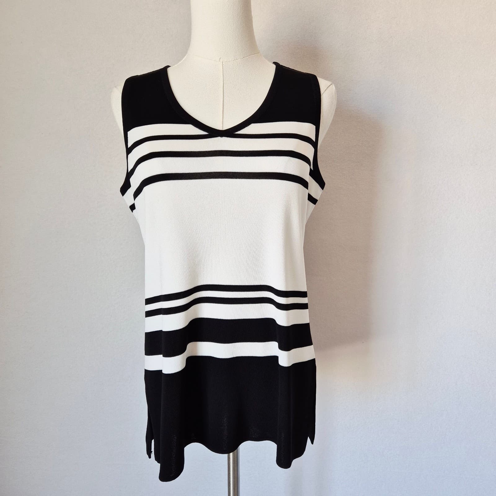 Exclusively Misook Black White Striped Tank Top V-Neck Knit Acrylic Women's PM