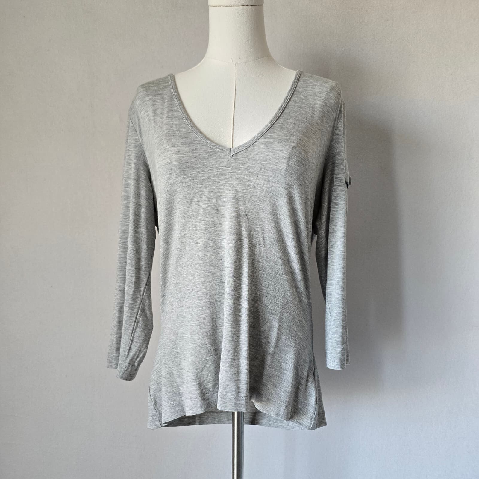ST. JOHN V-Neck T-Shirt Pocket-On-Sleeve Stretch Jersey Grey Women Bust 40"