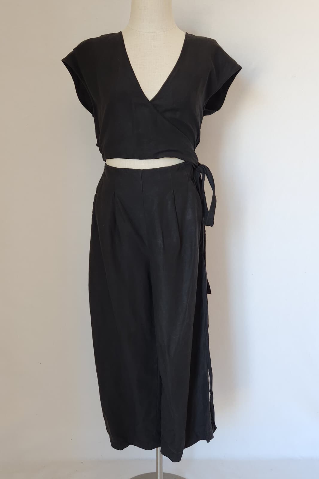 Aritzia Wilfred Brax Linen Blend Wrap Jumpsuit Wide Leg Pocket Black Sz.4