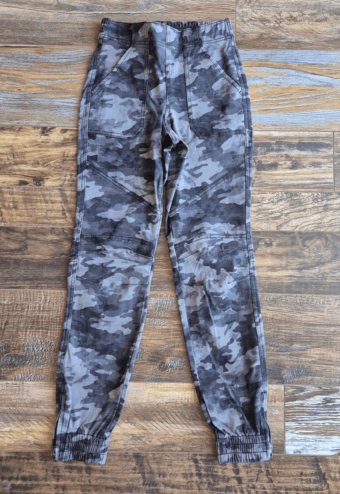 NWoT SPANX Stretch Twill Cargo Joggers Ankle-Zipper Blackwash Camo Pocket Sz.XS