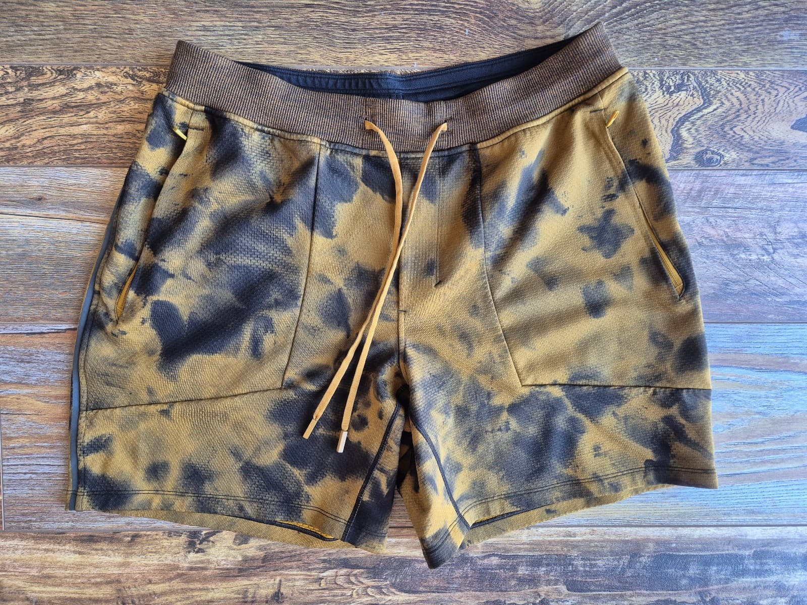 Lululemon Textured Tech Short 6" Zip Pocket Diamond Dye Gold Spice Black Men's L