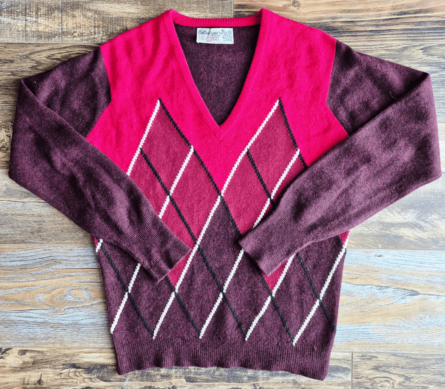 Vintage Ballantyne Of Peebles Scotland Cashmere Argyle V-Neck Sweater Red Sz.40"