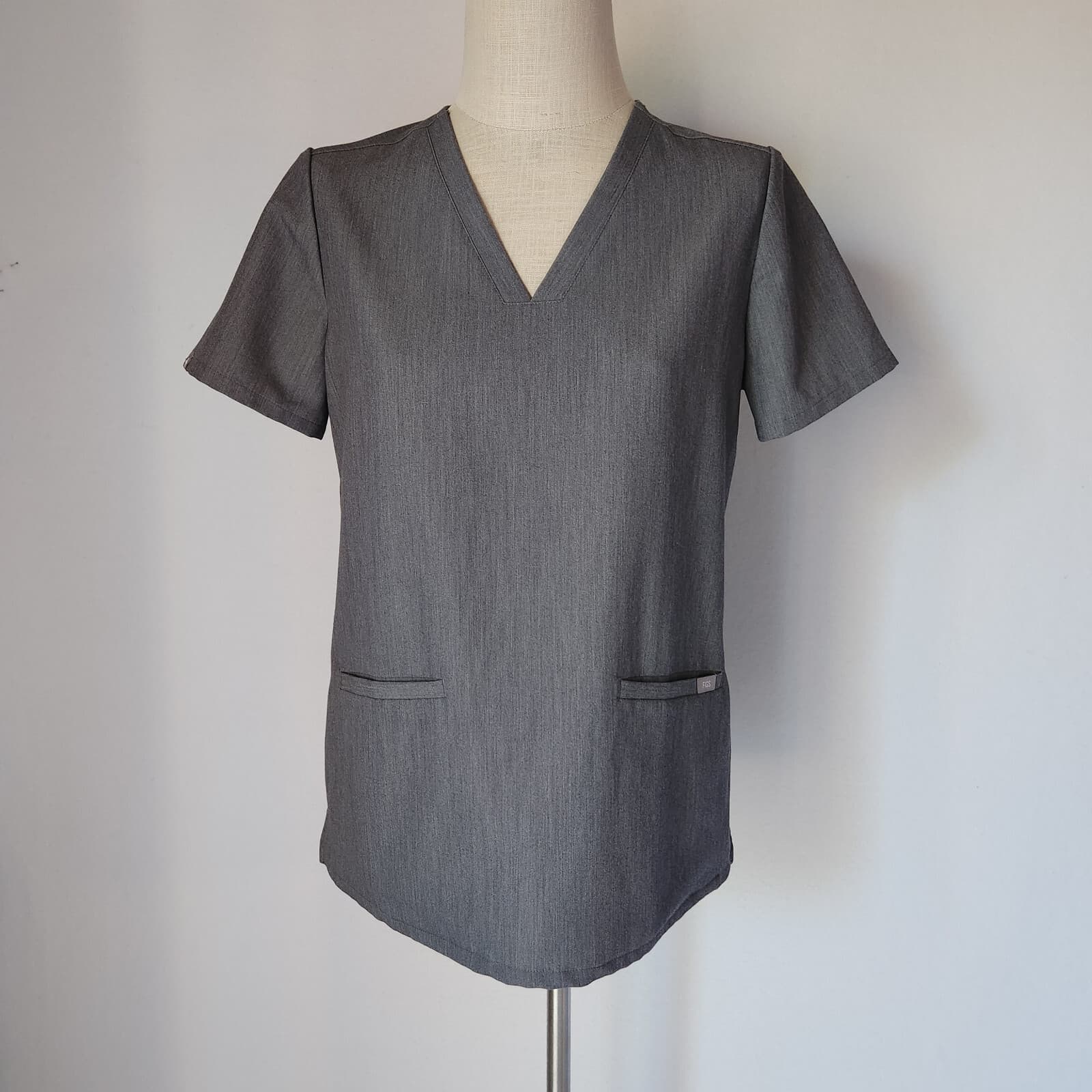 FIGS Technical Collection Casma 3 Pocket Scrub Top Short Sleeve Grey Women's S