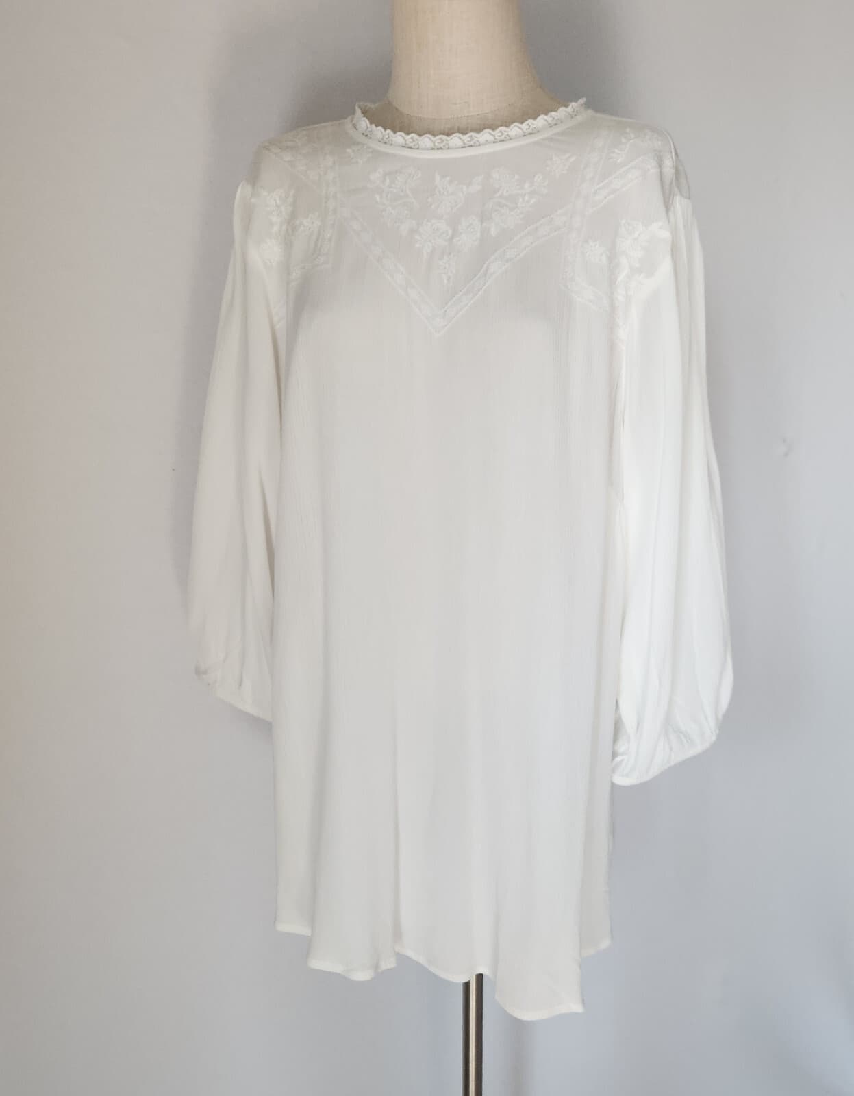 NWT Torrid Crinkle Gauze Embroidered Lace Trim Blouse 3/4 Sleeve White Sz.2X $60