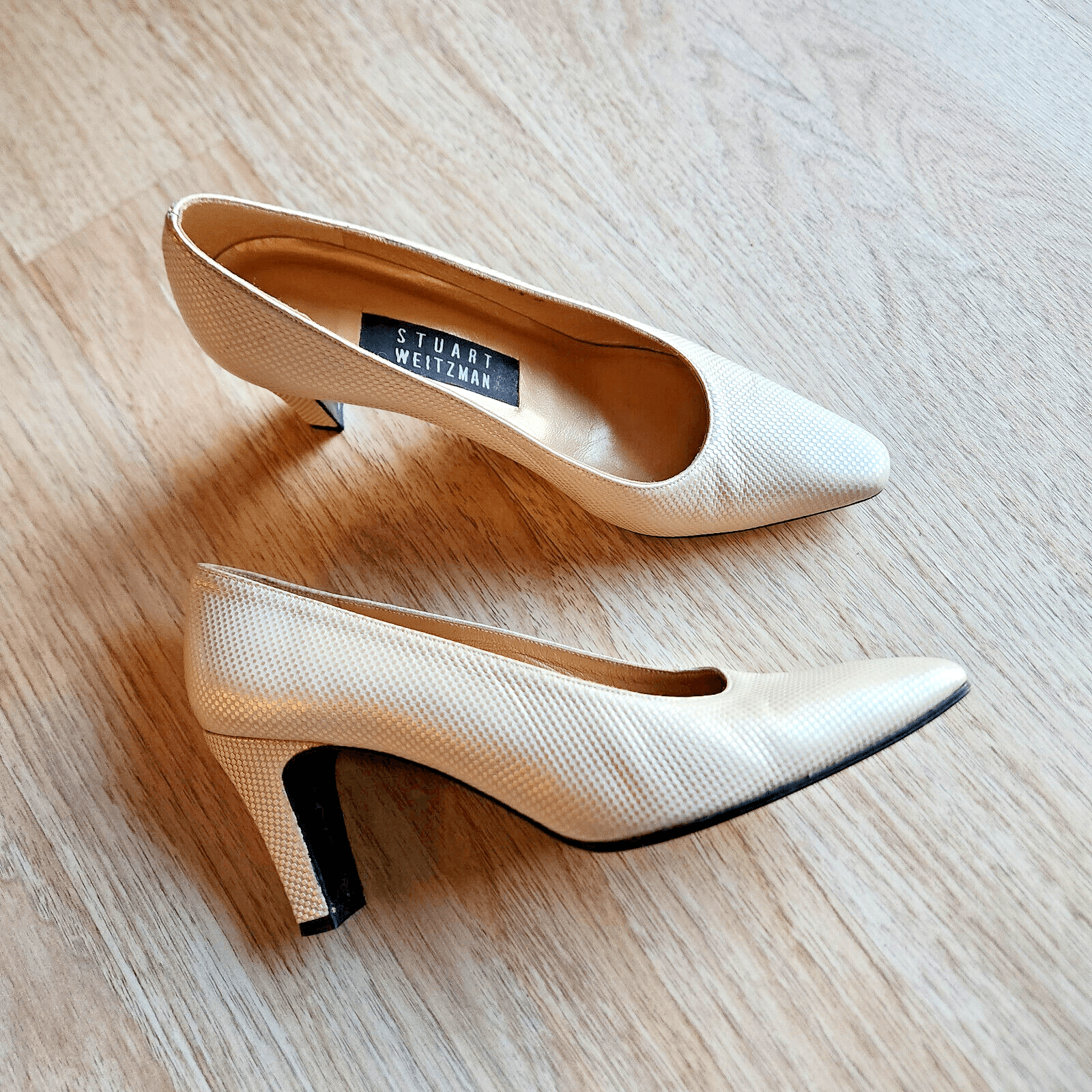 Stuart Weitzman Pearly Gold Textured Leather 2.5 " Heels Classic Pumps Sz.US6.5B