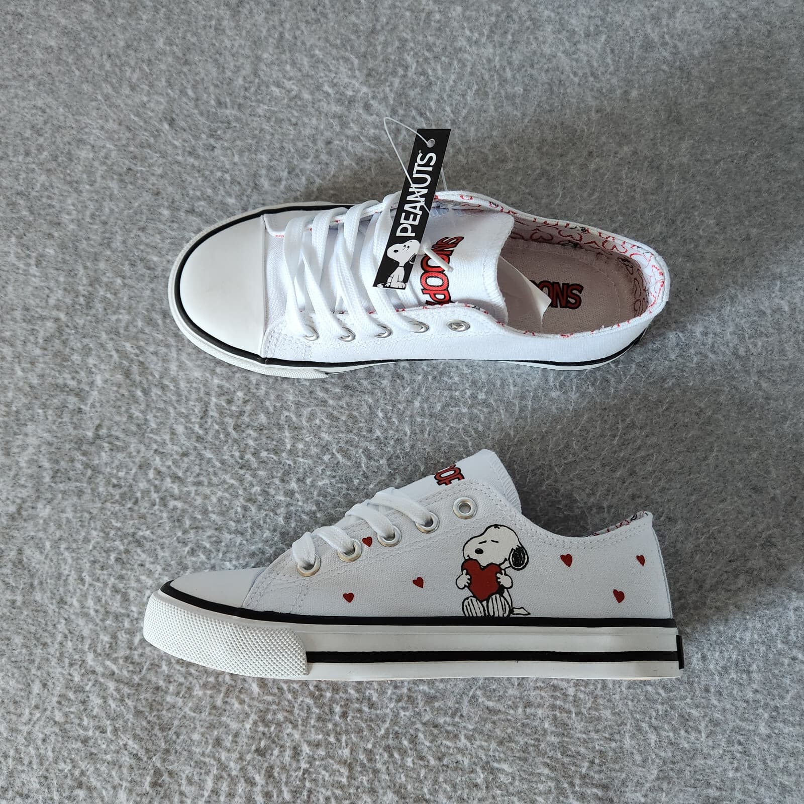 NWoB Peanuts Snoopy Hearts Canvas Sneakers Lace-Up White Youth US2