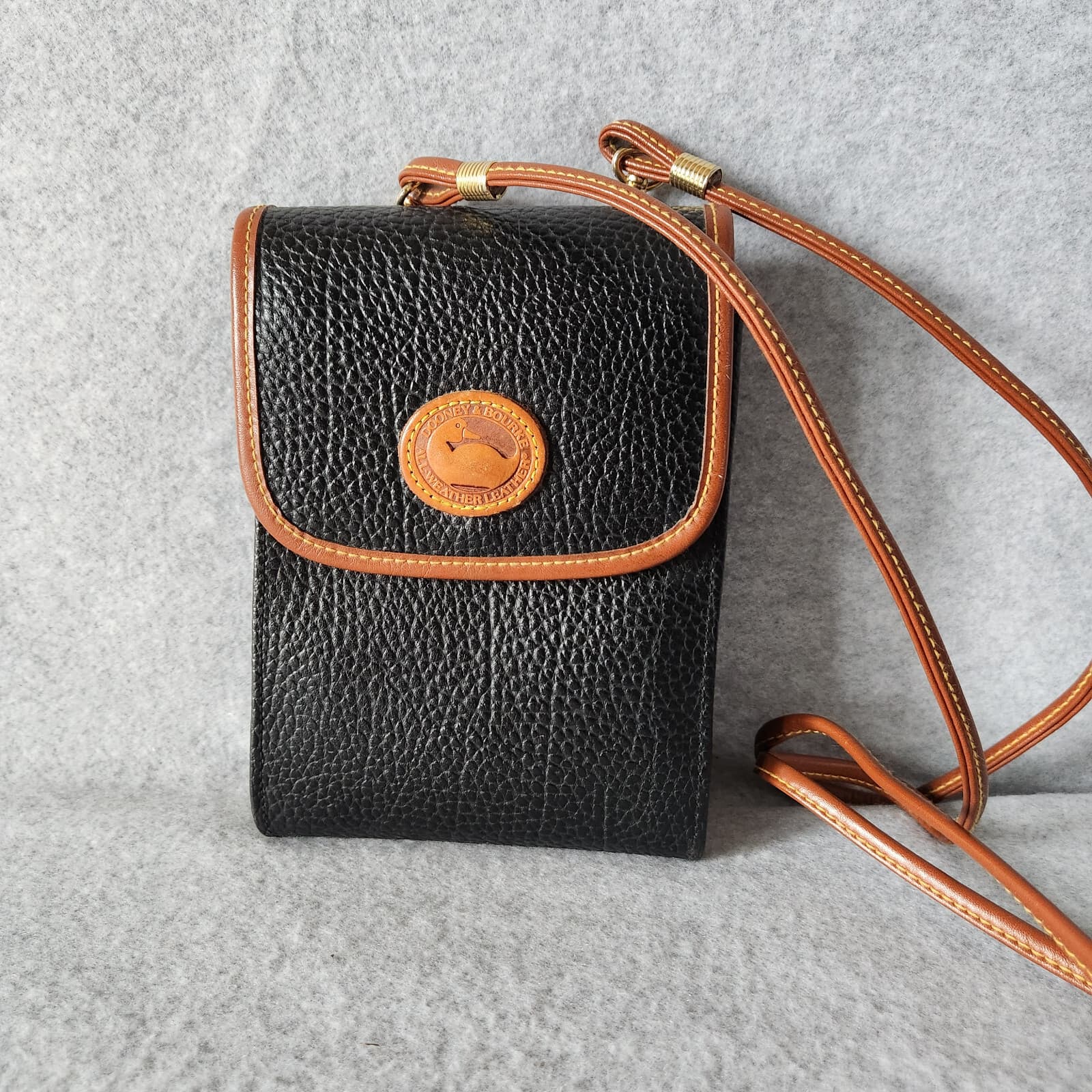 Vintage Dooney&Bourke Black Leather Travel Crossbody Bag Multi-Pocket Card Slot