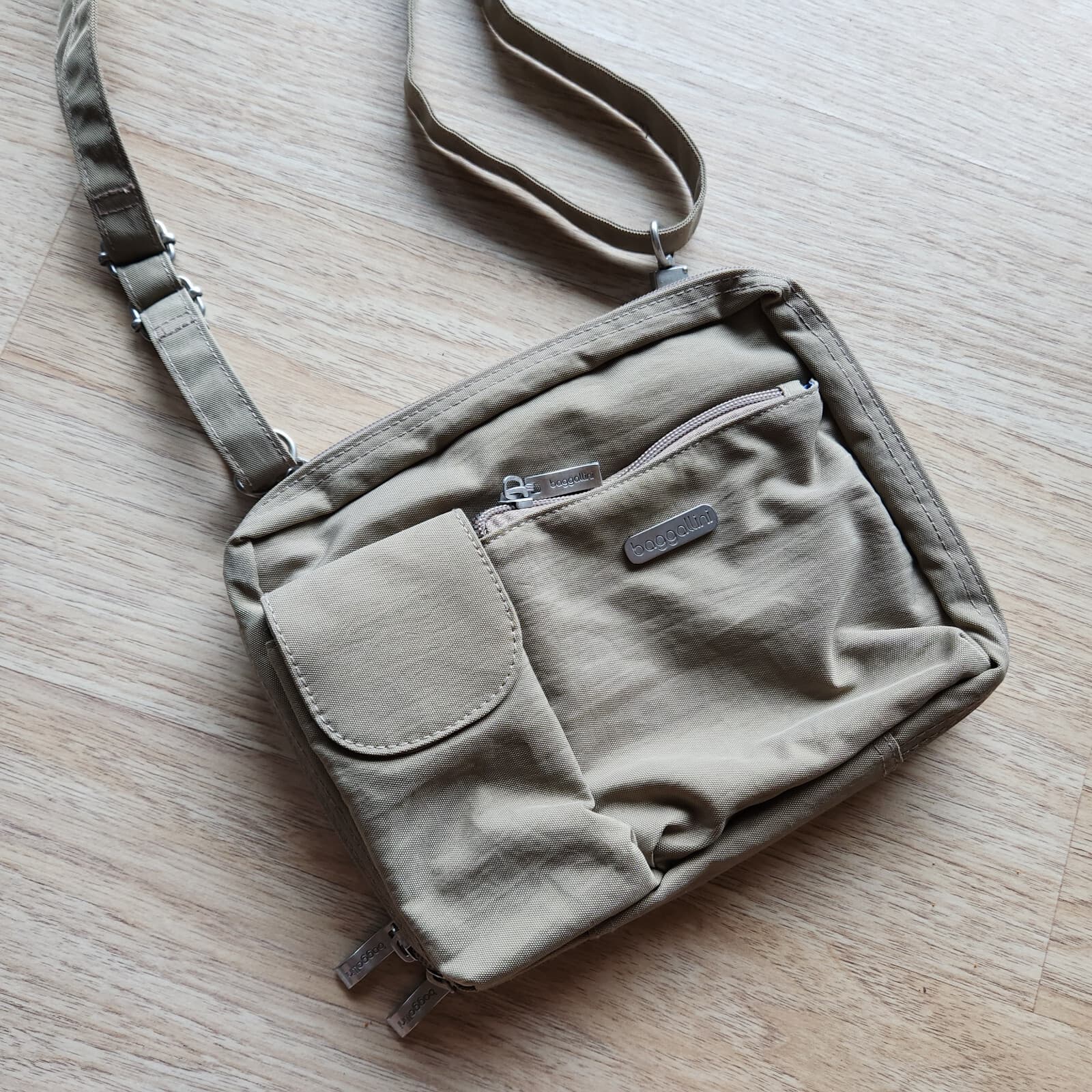 Baggallini Travel Crossbody Bag Card Slots Multi-Pocket Adjustable-Strap Sand