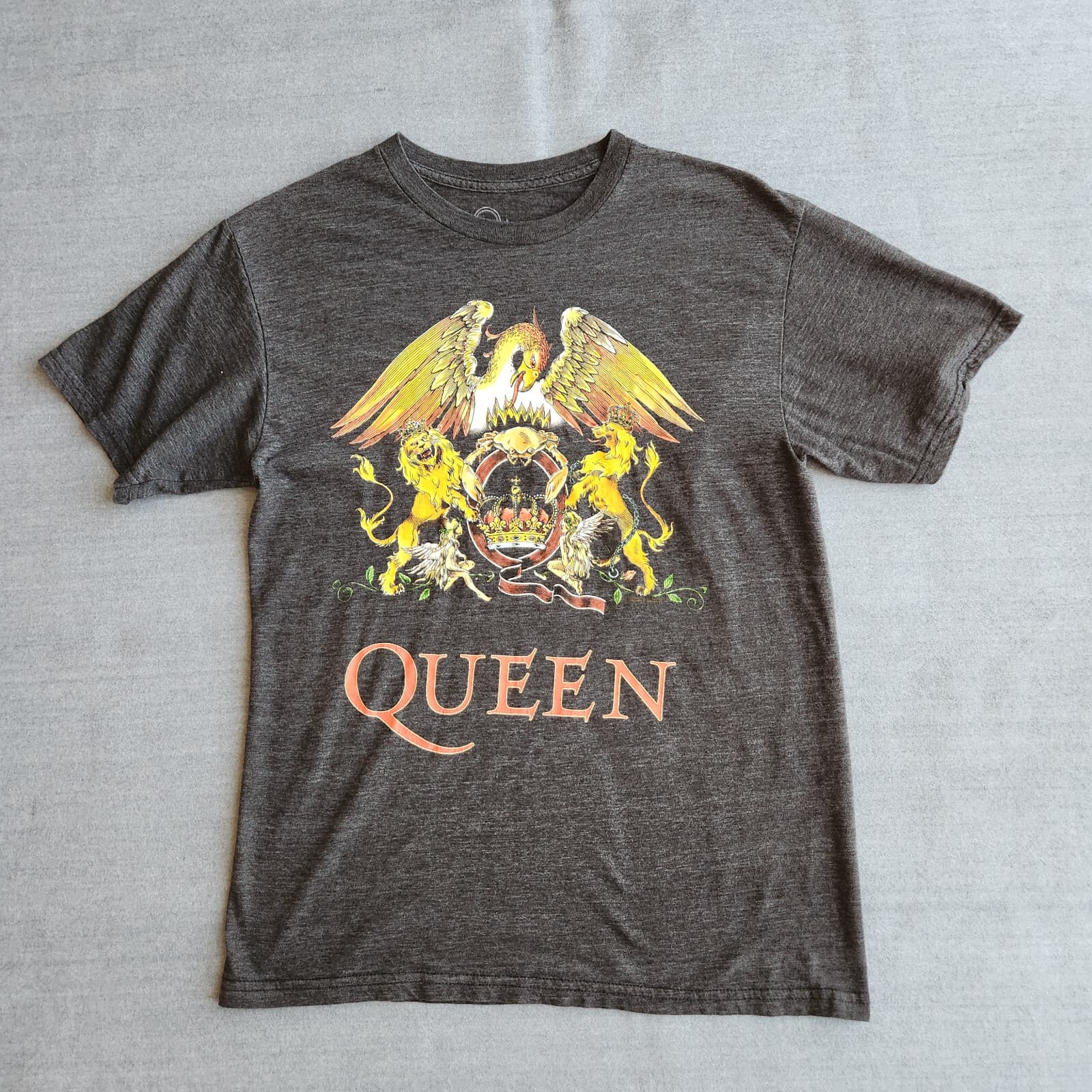 Queen Crest Gradient Logo Graphic T-Shirt Short Sleeve Crewneck Black-Grey Men M
