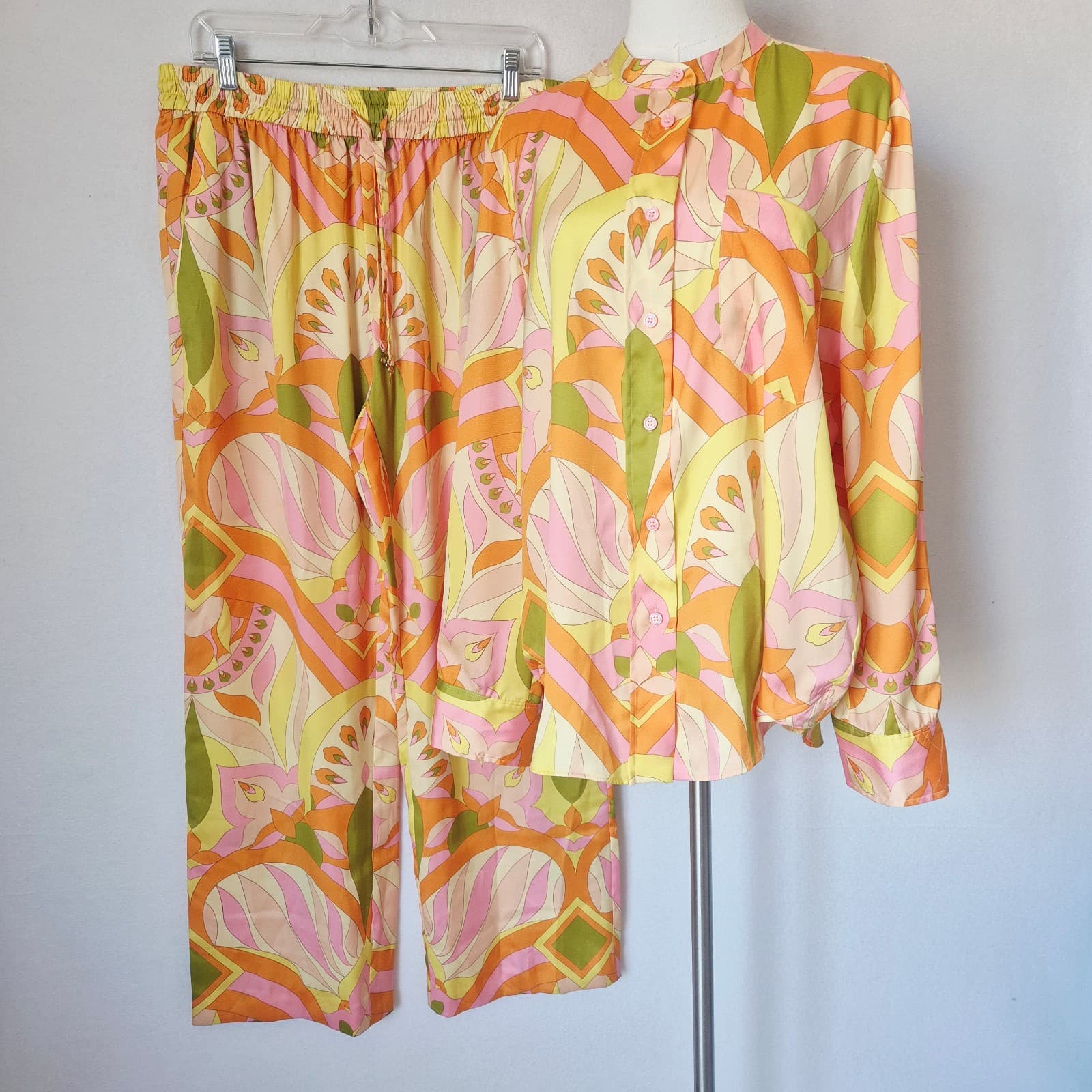ZARA Set of Muliticolor Printed Satin Top Pants Long Sleeve Straight-Leg Size L