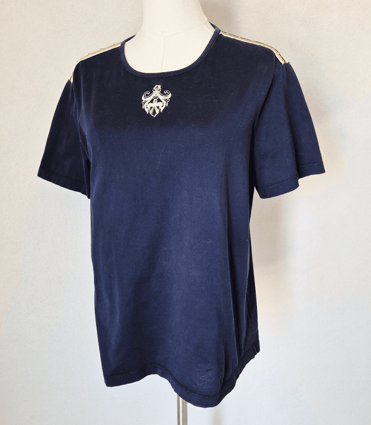 ST. JOHN SPORT Marie Gray Gold Embroidered Emblem Shoulder Detail T-Shirt Blue P