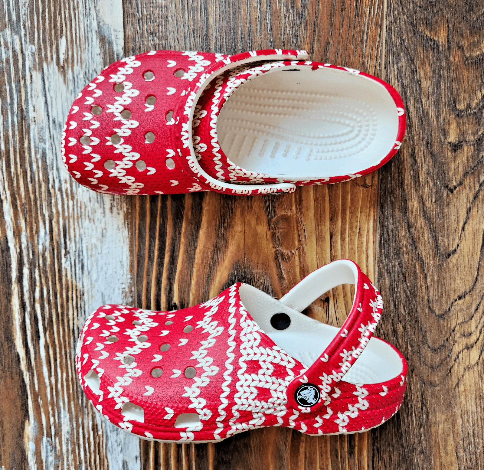 CROCS Classic Holiday Sweater Clogs Comfort Heel Strap Red White Unisex USM3 W5