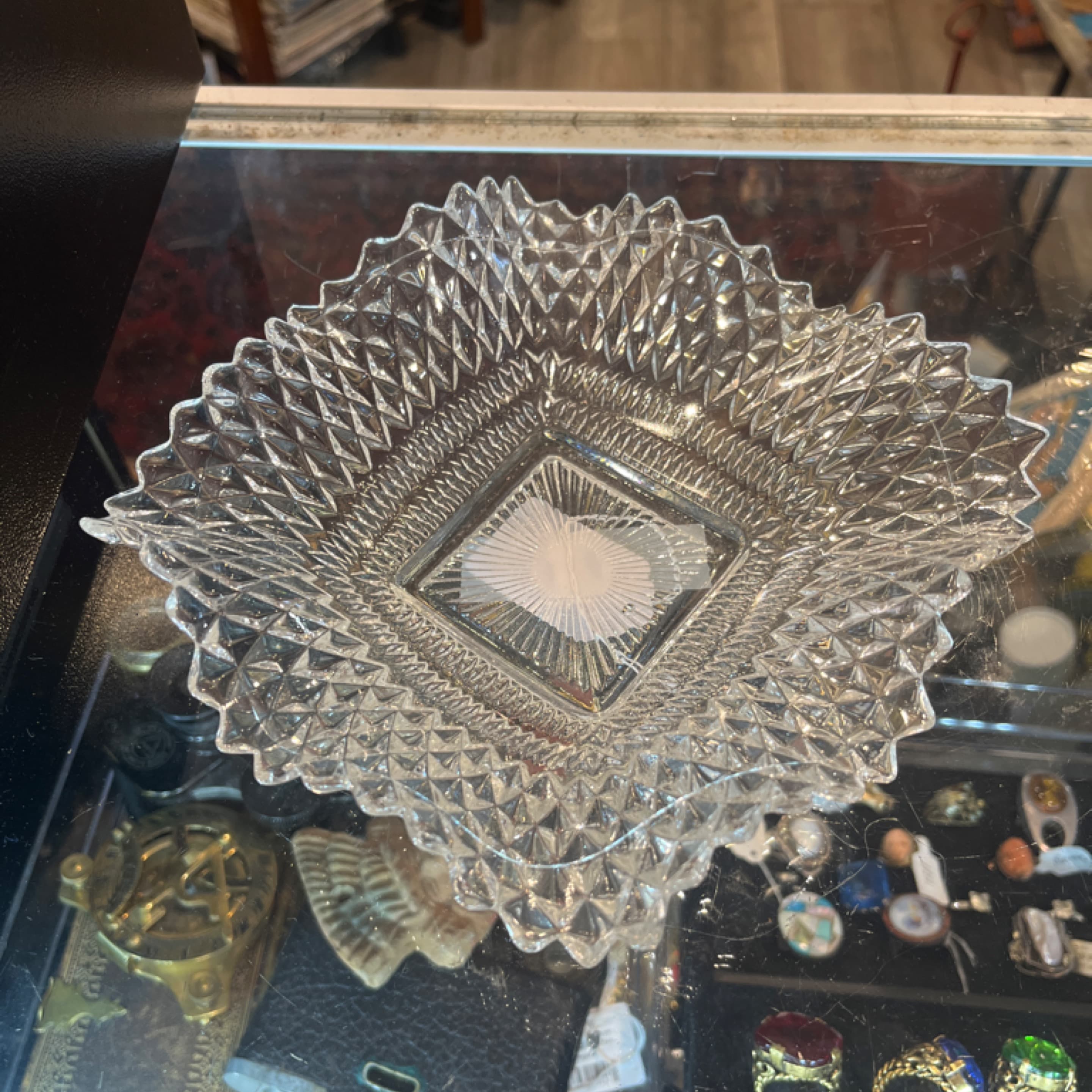 Ruffled glass dish - Regular - Image 1