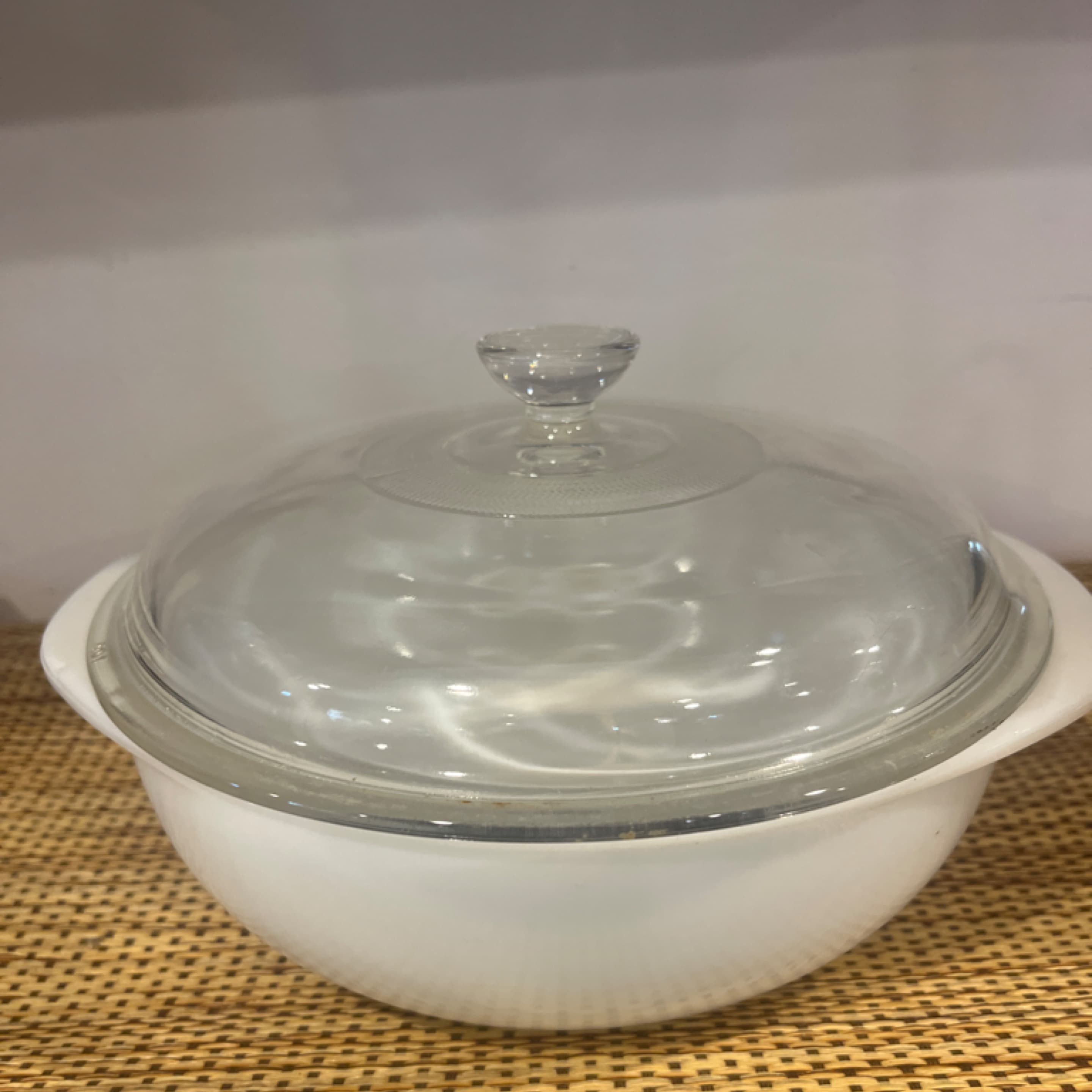 Pyrex White Milk Glass 1.5 Qt Casserole Dish with Clear Lid (941) - Regular - Image 1