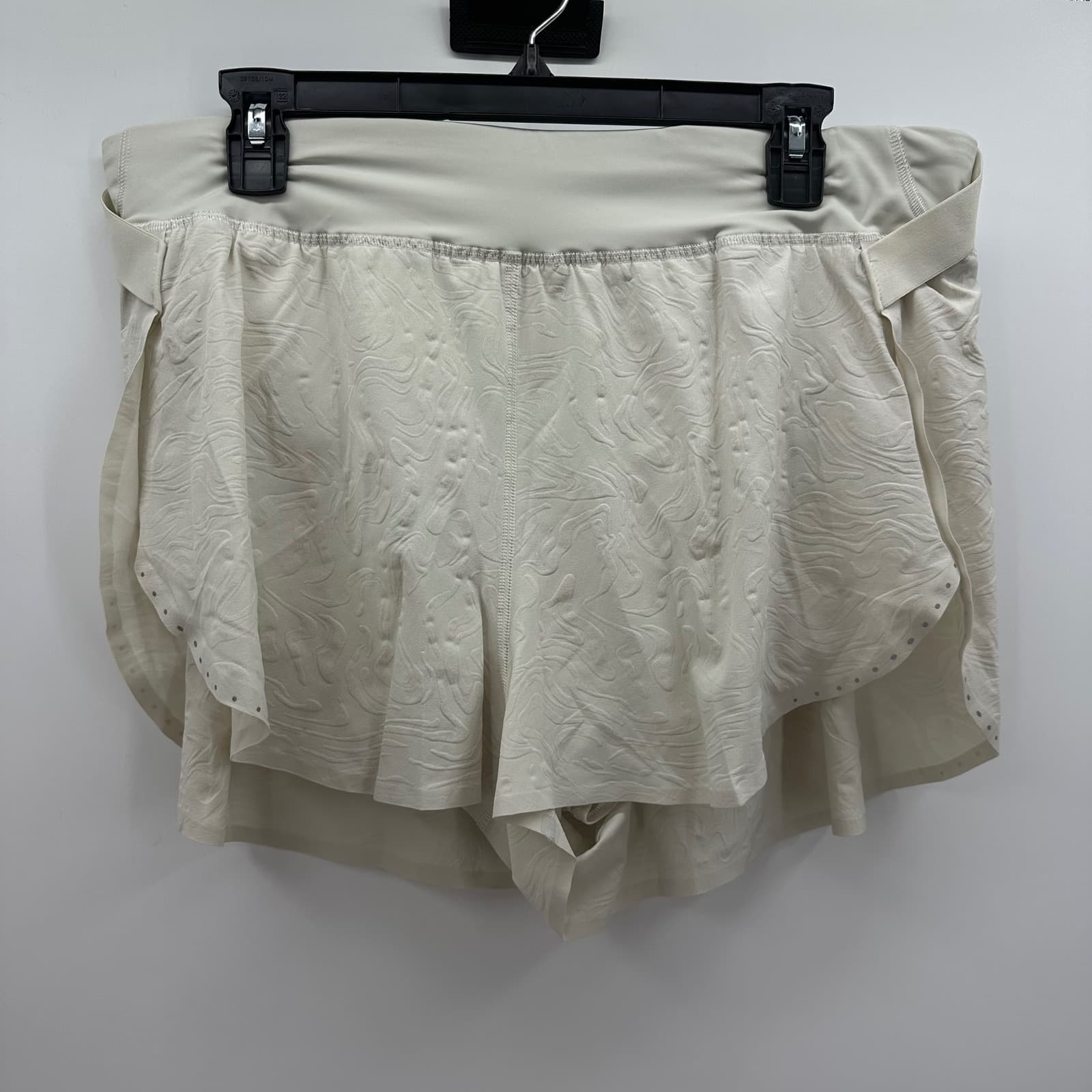 Lululemon Fast And Free High-Rise Short 2" Airflow in Emboss Bone Size 12