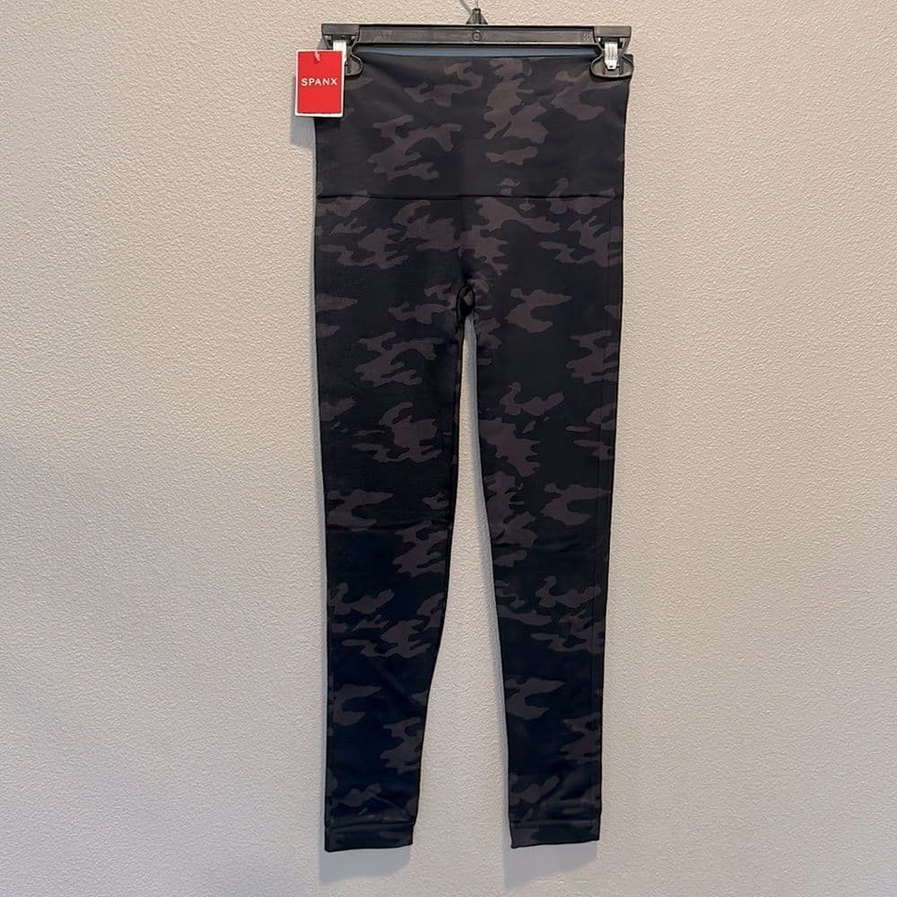 Spanx Camo Leggings Sz M NWT Black Camo