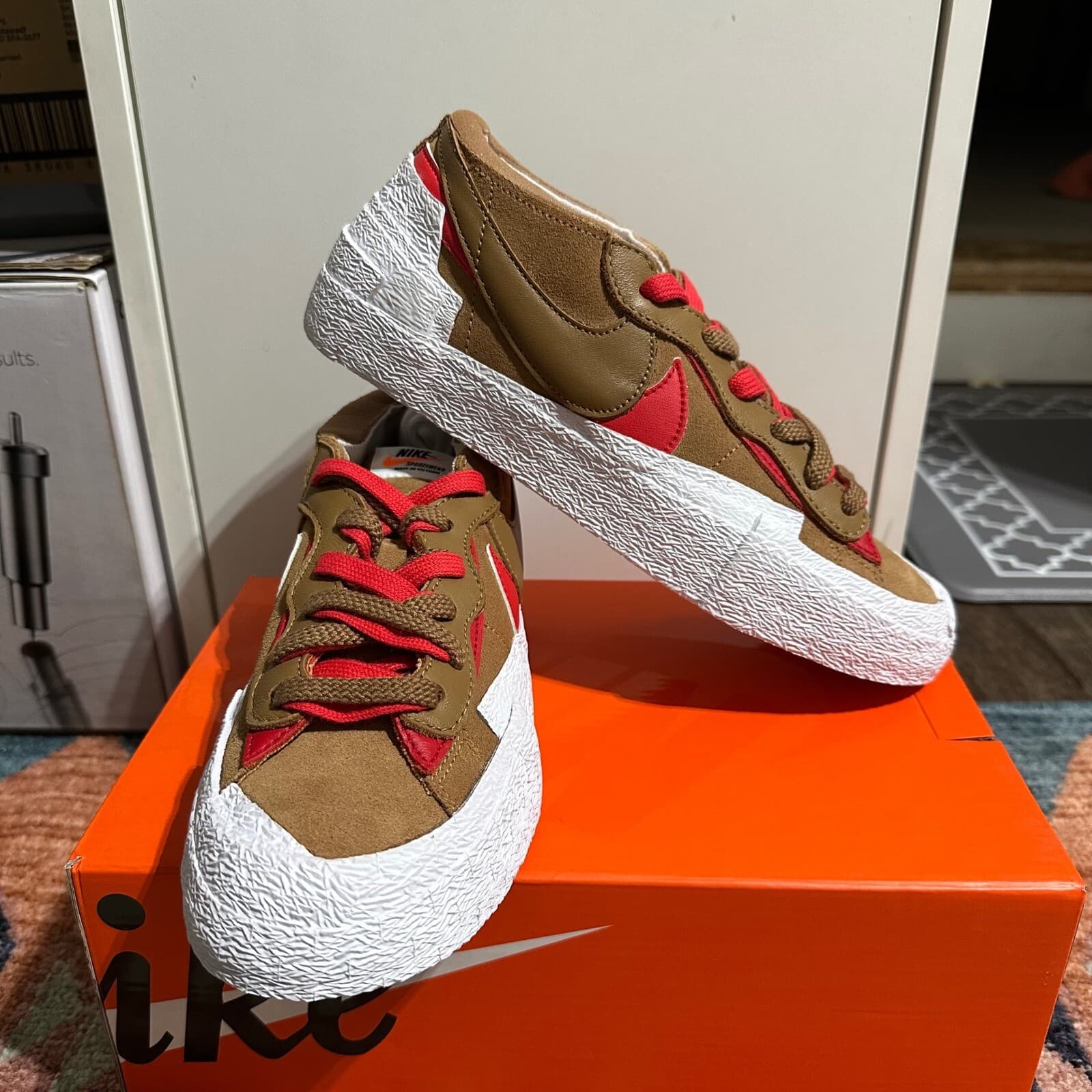 Nike Blazer Low/Sacai LT British Tan/University Red Men's 6.5 Women's 8